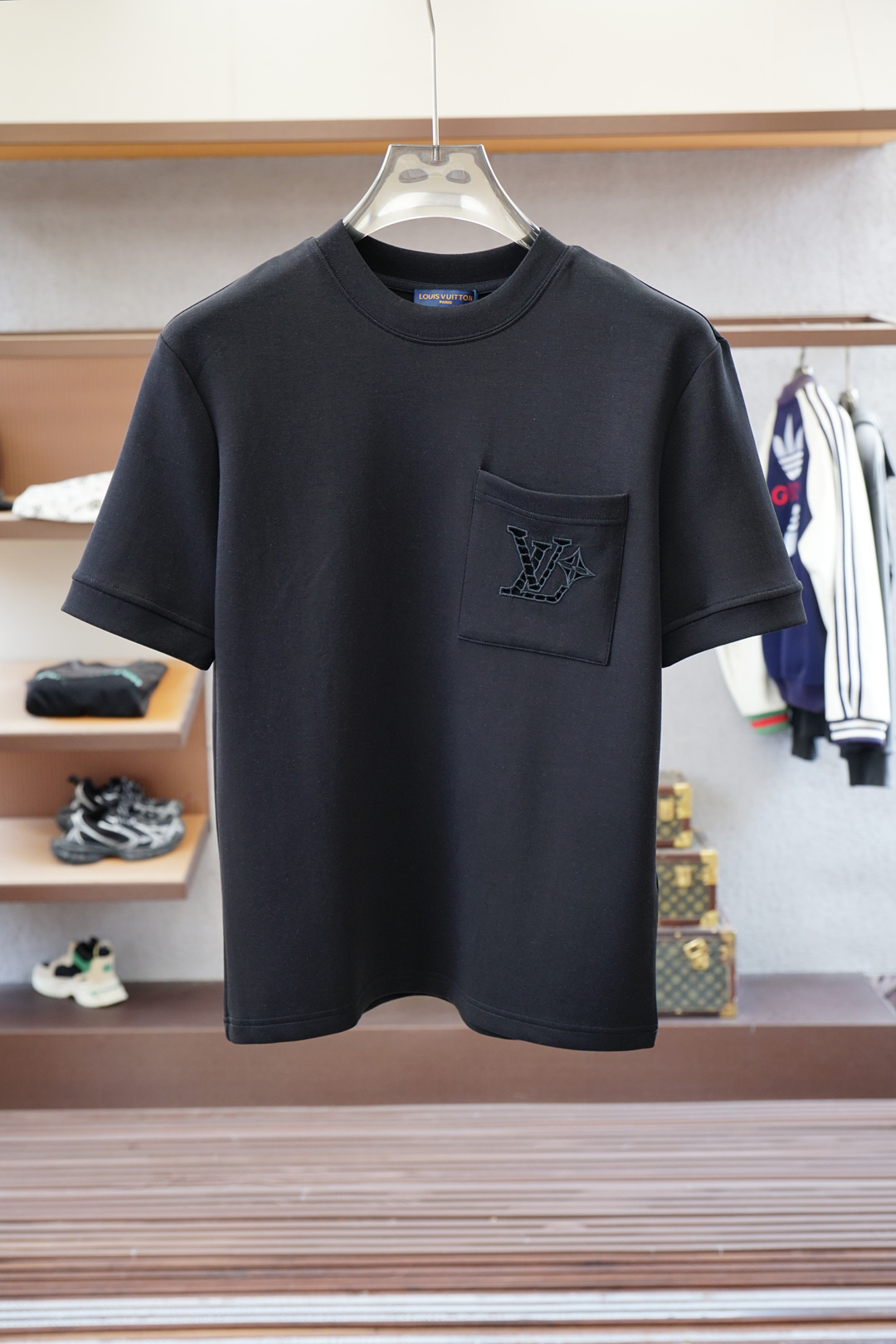 NO:571618,LV-Advanced ready-to-wear 2025 autumn and winter base series!  Mature men, light mature men, favorite style. The most classic solid color, versatile and handsome round neck short-sleeved bottoming shirt. Consistently good fit. Imported original ultra-fine imported soft mercerized cotton. The fabric is soft and elastic. Basic bottoming shirts are indispensable in men’s wardrobes. They can be used to match various clothes anytime and anywhere to meet your daily needs. The fabrics and factories we choose are all used by first-line brands. The design of the clothes is very simple and low-key. Dear friends, hurry up and get it!  Size M-XX L (model 173120 pounds M),,louis vuitton,T-shirt,alexander wang19860909LV-高级成衣 2025秋冬打底系列！熟男 轻熟男 最爱款式 最经典净色通勤百搭帅气的圆领短袖打底衫 一贯的好版型 进口原版超细进口柔软丝光棉.面料柔软 弹性细腻 男人的衣柜都少不了基础打底衫 随时随地都可以拿来搭配各种服饰 满足您日常生活需求 .我们所选择的面料及工厂都是一线品牌所使用的 ,衣服设计非常的简洁 ,很是低调的设计 亲们赶紧入手！尺码M-XX L（模特173120斤M）,,louis vuitton,T-shirt,alexander wang,Men's clothing