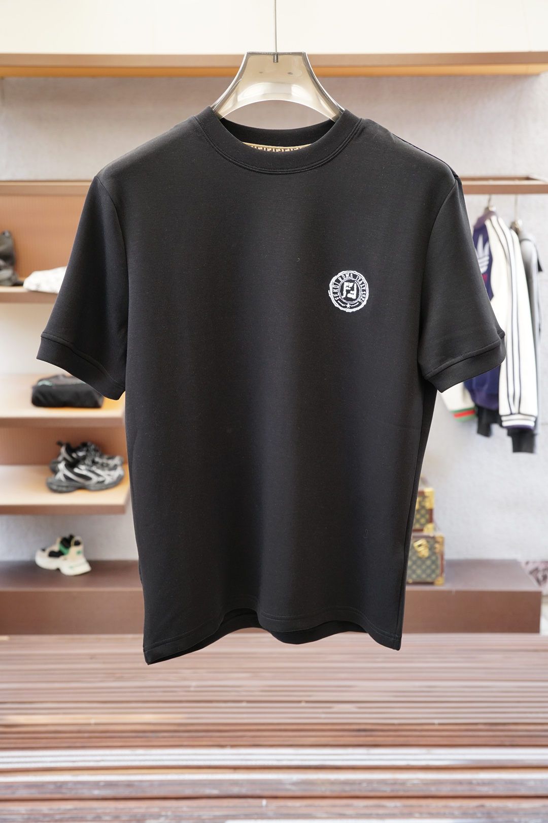 NO:571620,Fendi-Advanced ready-to-wear 2025 autumn and winter base series!  Mature men, light mature men, favorite style. The most classic solid color, versatile and handsome round neck short-sleeved bottoming shirt. Consistently good fit. Imported original ultra-fine imported soft mercerized cotton. The fabric is soft and elastic. Basic bottoming shirts are indispensable in men’s wardrobes. They can be used to match various clothes anytime and anywhere to meet your daily needs. The fabrics and factories we choose are all used by first-line brands. The design of the clothes is very simple and low-key. Dear friends, hurry up and get it!  Size M-XX L (model 173120 pounds M),, fendi, T-shirt, alexander wang19860909芬迪-高级成衣 2025秋冬打底系列！熟男 轻熟男 最爱款式 最经典净色通勤百搭帅气的圆领短袖打底衫 一贯的好版型 进口原版超细进口柔软丝光棉.面料柔软 弹性细腻 男人的衣柜都少不了基础打底衫 随时随地都可以拿来搭配各种服饰 满足您日常生活需求 .我们所选择的面料及工厂都是一线品牌所使用的 ,衣服设计非常的简洁 ,很是低调的设计 亲们赶紧入手！尺码M-XX L（模特173120斤M）,,fendi,T-shirt,alexander wang,Men's clothing