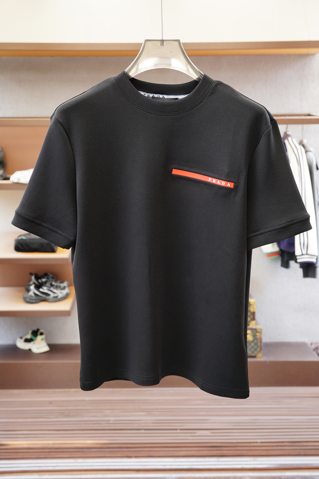 NO:571603,Prada-Advanced ready-to-wear 2025 autumn and winter base series!  Mature men, light mature men, favorite style. The most classic solid color, versatile and handsome round neck short-sleeved bottoming shirt. Consistently good fit. Imported original ultra-fine imported soft mercerized cotton. The fabric is soft and elastic. Basic bottoming shirts are indispensable in men’s wardrobes. They can be used to match various clothes anytime and anywhere to meet your daily needs. The fabrics and factories we choose are all used by first-line brands. The design of the clothes is very simple and low-key. Dear friends, hurry up and get it!  Size M-XX L (model 173120 pounds M),, prada, T-shirt, alexander wang19860909普拉达-高级成衣 2025秋冬打底系列！熟男 轻熟男 最爱款式 最经典净色通勤百搭帅气的圆领短袖打底衫 一贯的好版型 进口原版超细进口柔软丝光棉.面料柔软 弹性细腻 男人的衣柜都少不了基础打底衫 随时随地都可以拿来搭配各种服饰 满足您日常生活需求 .我们所选择的面料及工厂都是一线品牌所使用的 ,衣服设计非常的简洁 ,很是低调的设计 亲们赶紧入手！尺码M-XX L（模特173120斤M）,,prada,T-shirt,alexander wang,Men's clothing