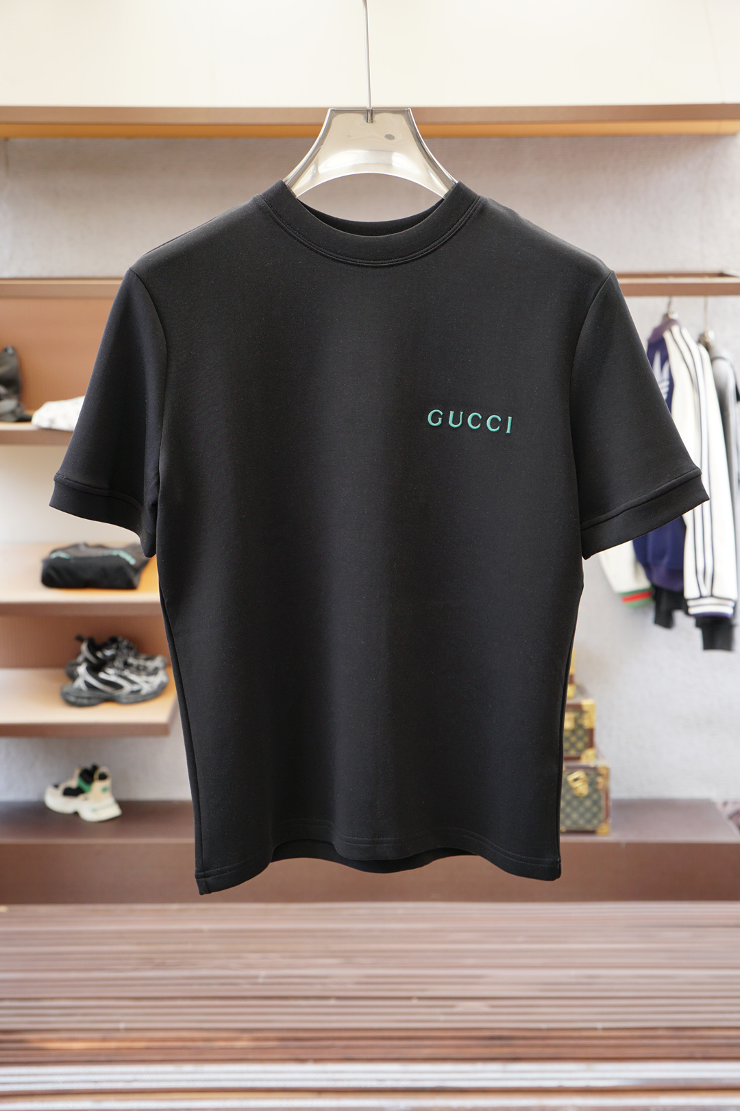 NO:572481,Gucci-Advanced ready-to-wear 2025 autumn and winter base series!  Mature men, light mature men, favorite style. The most classic solid color, versatile and handsome round neck short-sleeved bottoming shirt. Consistently good fit. Imported original ultra-fine imported soft mercerized cotton. The fabric is soft and elastic. Basic bottoming shirts are indispensable in men’s wardrobes. They can be used to match various clothes anytime and anywhere to meet your daily needs. The fabrics and factories we choose are all used by first-line brands. The design of the clothes is very simple and low-key. Dear friends, hurry up and get it!  Size M-XX L (model 173120 pounds M),,gucci,T-shirt,alexander wang19860909古驰-高级成衣 2025秋冬打底系列！熟男 轻熟男 最爱款式 最经典净色通勤百搭帅气的圆领短袖打底衫 一贯的好版型 进口原版超细进口柔软丝光棉.面料柔软 弹性细腻 男人的衣柜都少不了基础打底衫 随时随地都可以拿来搭配各种服饰 满足您日常生活需求 .我们所选择的面料及工厂都是一线品牌所使用的 ,衣服设计非常的简洁 ,很是低调的设计 亲们赶紧入手！尺码M-XX L（模特173120斤M）,,gucci,T-shirt,alexander wang,Men's clothing