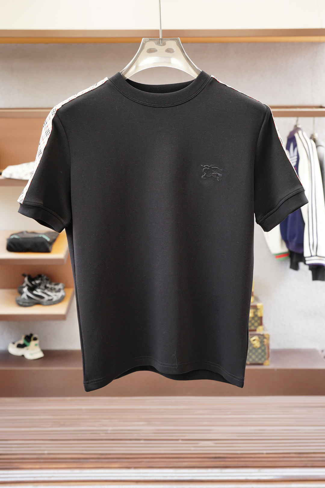 NO:572487,Burberry-Advanced ready-to-wear 2025 autumn and winter base series!  Mature men, light mature men, favorite style. The most classic solid color, versatile and handsome round neck short-sleeved bottoming shirt. Consistently good fit. Imported original ultra-fine imported soft mercerized cotton. The fabric is soft and elastic. Basic bottoming shirts are indispensable in men’s wardrobes. They can be used to match various clothes anytime and anywhere to meet your daily needs. The fabrics and factories we choose are all used by first-line brands. The design of the clothes is very simple and low-key. Dear friends, hurry up and get it!  Size M-XX L (model 173120 pounds M),,burberry,T-shirt,alexander wang19860909巴宝莉-高级成衣 2025秋冬打底系列！熟男 轻熟男 最爱款式 最经典净色通勤百搭帅气的圆领短袖打底衫 一贯的好版型 进口原版超细进口柔软丝光棉.面料柔软 弹性细腻 男人的衣柜都少不了基础打底衫 随时随地都可以拿来搭配各种服饰 满足您日常生活需求 .我们所选择的面料及工厂都是一线品牌所使用的 ,衣服设计非常的简洁 ,很是低调的设计 亲们赶紧入手！尺码M-XX L（模特173120斤M）,,burberry,T-shirt,alexander wang,Men's clothing