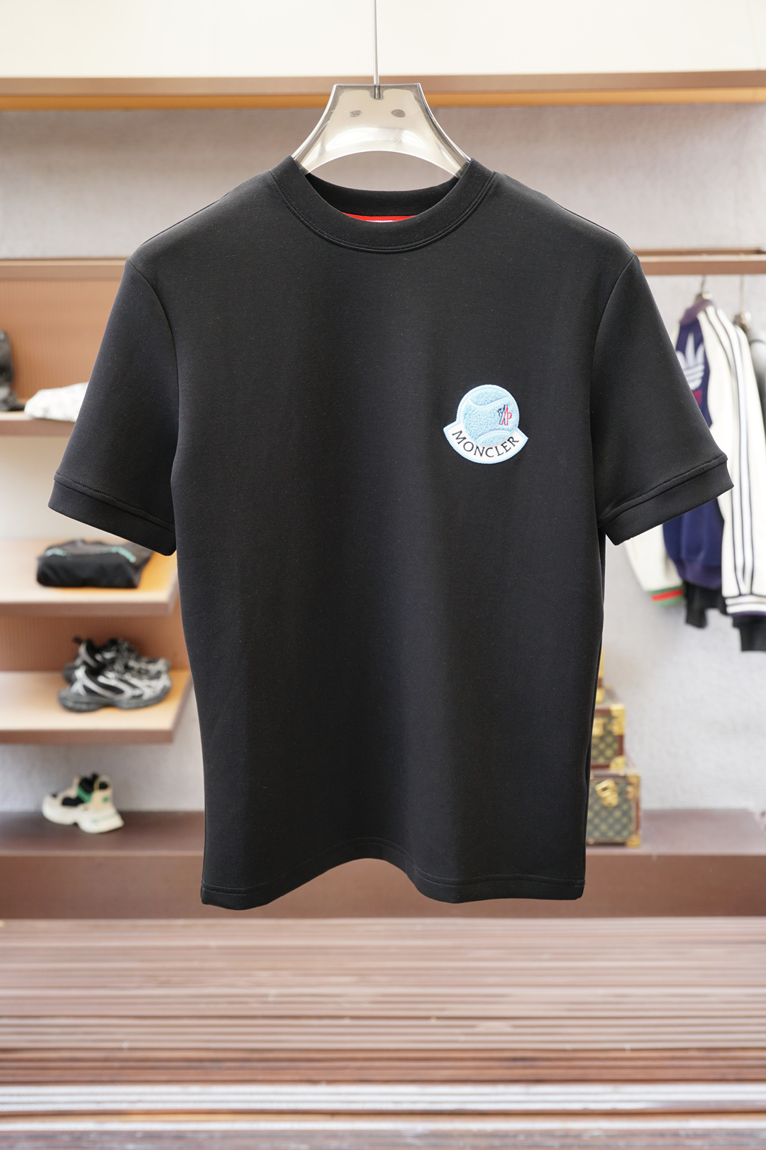 NO:572490,Meng Mouth-Advanced Ready-to-Wear 2025 Autumn and Winter Bottoming Series!  Mature men, light mature men, favorite style. The most classic solid color, versatile and handsome round neck short-sleeved bottoming shirt. Consistently good fit. Imported original ultra-fine imported soft mercerized cotton. The fabric is soft and elastic. Basic bottoming shirts are indispensable in men’s wardrobes. They can be used to match various clothes anytime and anywhere to meet your daily needs. The fabrics and factories we choose are all used by first-line brands. The design of the clothes is very simple and low-key. Dear friends, hurry up and get it!  Size M-XX L (model 173120 pounds M),,Moncler,T-shirt,alexander wang19860909蒙口-高级成衣 2025秋冬打底系列！熟男 轻熟男 最爱款式 最经典净色通勤百搭帅气的圆领短袖打底衫 一贯的好版型 进口原版超细进口柔软丝光棉.面料柔软 弹性细腻 男人的衣柜都少不了基础打底衫 随时随地都可以拿来搭配各种服饰 满足您日常生活需求 .我们所选择的面料及工厂都是一线品牌所使用的 ,衣服设计非常的简洁 ,很是低调的设计 亲们赶紧入手！尺码M-XX L（模特173120斤M）,,Moncler,T-shirt,alexander wang,Men's clothing