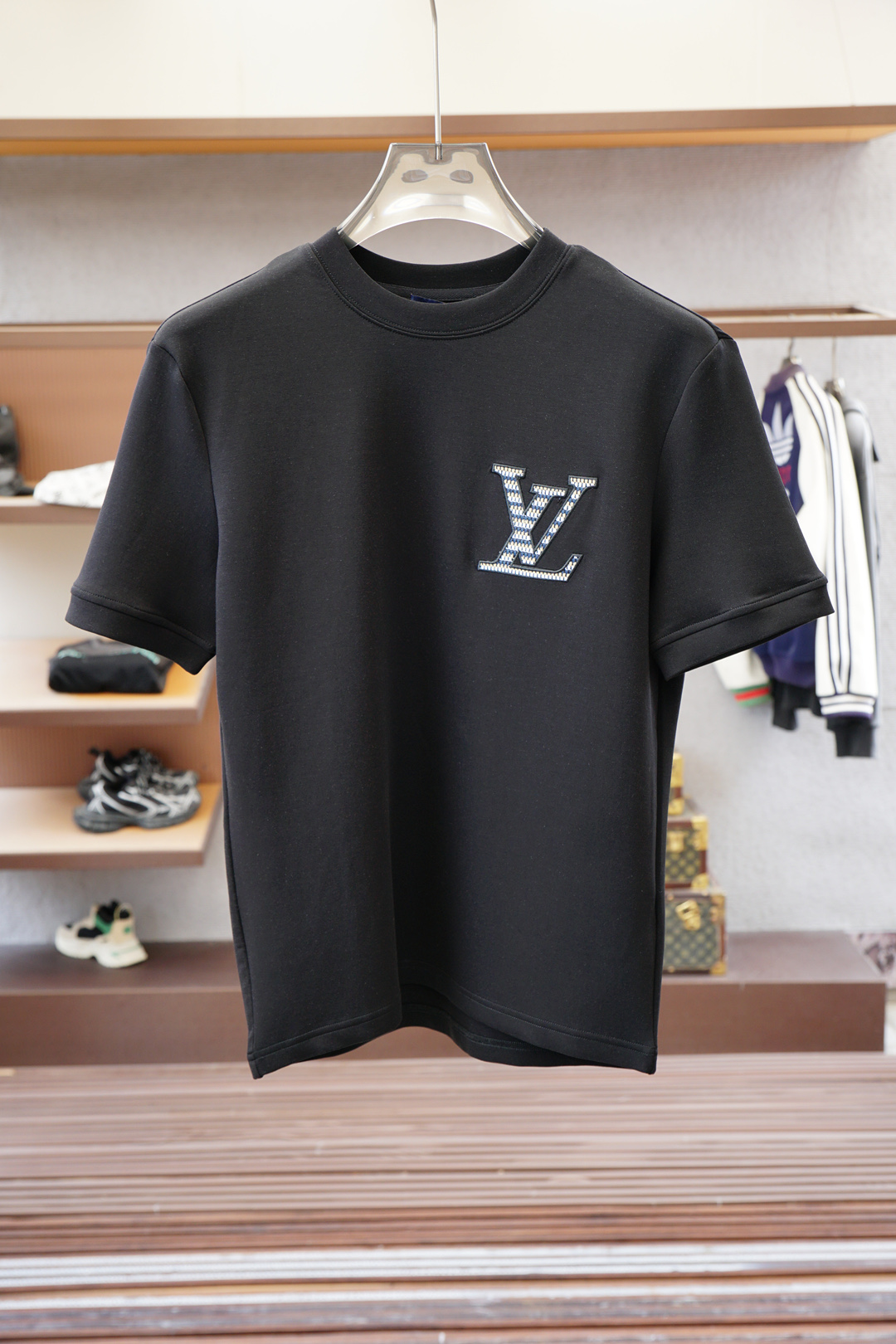 NO:572493,LV-Advanced ready-to-wear 2025 autumn and winter base series!  Mature men, light mature men, favorite style. The most classic solid color, versatile and handsome round neck short-sleeved bottoming shirt. Consistently good fit. Imported original ultra-fine imported soft mercerized cotton. The fabric is soft and elastic. Basic bottoming shirts are indispensable in men’s wardrobes. They can be used to match various clothes anytime and anywhere to meet your daily needs. The fabrics and factories we choose are all used by first-line brands. The design of the clothes is very simple and low-key. Dear friends, hurry up and get it!  Size M-XX L (model 173120 pounds M),,louis vuitton,T-shirt,alexander wang19860909LV-高级成衣 2025秋冬打底系列！熟男 轻熟男 最爱款式 最经典净色通勤百搭帅气的圆领短袖打底衫 一贯的好版型 进口原版超细进口柔软丝光棉.面料柔软 弹性细腻 男人的衣柜都少不了基础打底衫 随时随地都可以拿来搭配各种服饰 满足您日常生活需求 .我们所选择的面料及工厂都是一线品牌所使用的 ,衣服设计非常的简洁 ,很是低调的设计 亲们赶紧入手！尺码M-XX L（模特173120斤M）,,louis vuitton,T-shirt,alexander wang,Men's clothing