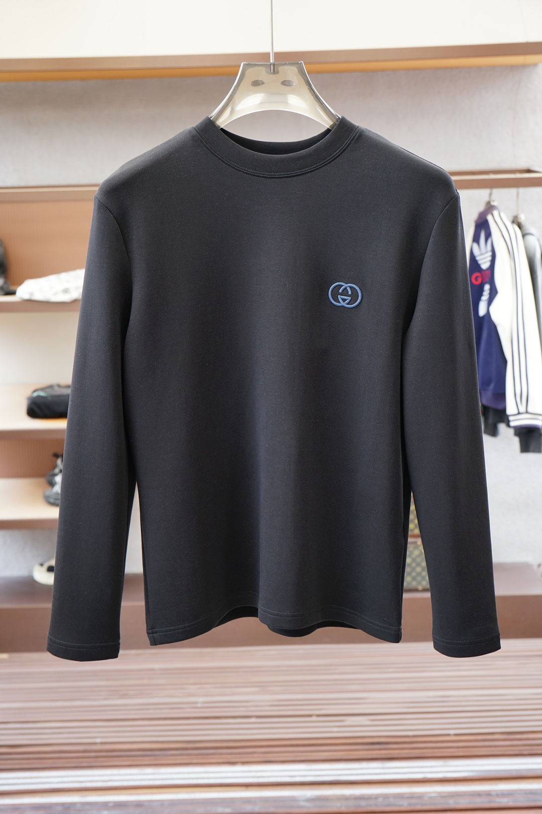 NO:572478,Fendi-Advanced ready-to-wear 2025 autumn and winter base series!  Mature men, light mature men, favorite style. The most classic solid color, versatile and handsome round neck long-sleeved bottoming shirt. Consistently good fit. Imported original ultra-fine imported soft mercerized cotton. The fabric is soft and elastic. Basic bottoming shirts are indispensable in men's wardrobes. They can be used to match various clothes anytime and anywhere to meet your daily needs. The fabrics and factories we choose are all used by first-line brands. The clothing design is very simple and low-key. Dear friends, hurry up and get it!  Size M-XX L (model 173120 pounds M),,fendi,alexander wang19860909芬迪-高级成衣 2025秋冬打底系列！熟男 轻熟男 最爱款式 最经典净色通勤百搭帅气的圆领长袖打底衫 一贯的好版型 进口原版超细进口柔软丝光棉.面料柔软 弹性细腻 男人的衣柜都少不了基础打底衫 随时随地都可以拿来搭配各种服饰 满足您日常生活需求 .我们所选择的面料及工厂都是一线品牌所使用的 ,衣服设计非常的简洁 ,很是低调的设计 亲们赶紧入手！尺码M-XX L（模特173120斤M）,,fendi,alexander wang,Men's clothing