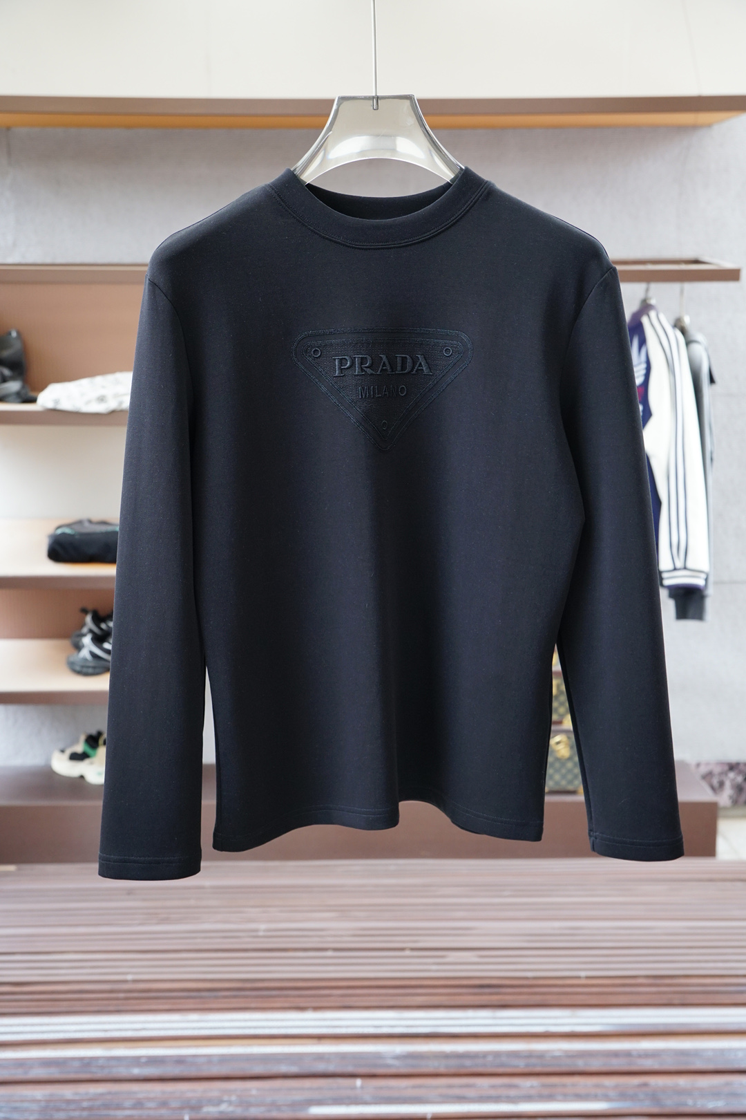 NO:572475,Prada-Advanced ready-to-wear 2025 autumn and winter base series!  Mature men, light mature men, favorite style. The most classic solid color, versatile and handsome round neck long-sleeved bottoming shirt. Consistently good fit. Imported original ultra-fine imported soft mercerized cotton. The fabric is soft and elastic. Basic bottoming shirts are indispensable in men's wardrobes. They can be used to match various clothes anytime and anywhere to meet your daily needs. The fabrics and factories we choose are all used by first-line brands. The clothing design is very simple and low-key. Dear friends, hurry up and get it!  Size M-XX L (model 173120 pounds M),, prada, alexander wang19860909普拉达-高级成衣 2025秋冬打底系列！熟男 轻熟男 最爱款式 最经典净色通勤百搭帅气的圆领长袖打底衫 一贯的好版型 进口原版超细进口柔软丝光棉.面料柔软 弹性细腻 男人的衣柜都少不了基础打底衫 随时随地都可以拿来搭配各种服饰 满足您日常生活需求 .我们所选择的面料及工厂都是一线品牌所使用的 ,衣服设计非常的简洁 ,很是低调的设计 亲们赶紧入手！尺码M-XX L（模特173120斤M）,,prada,alexander wang,Men's clothing