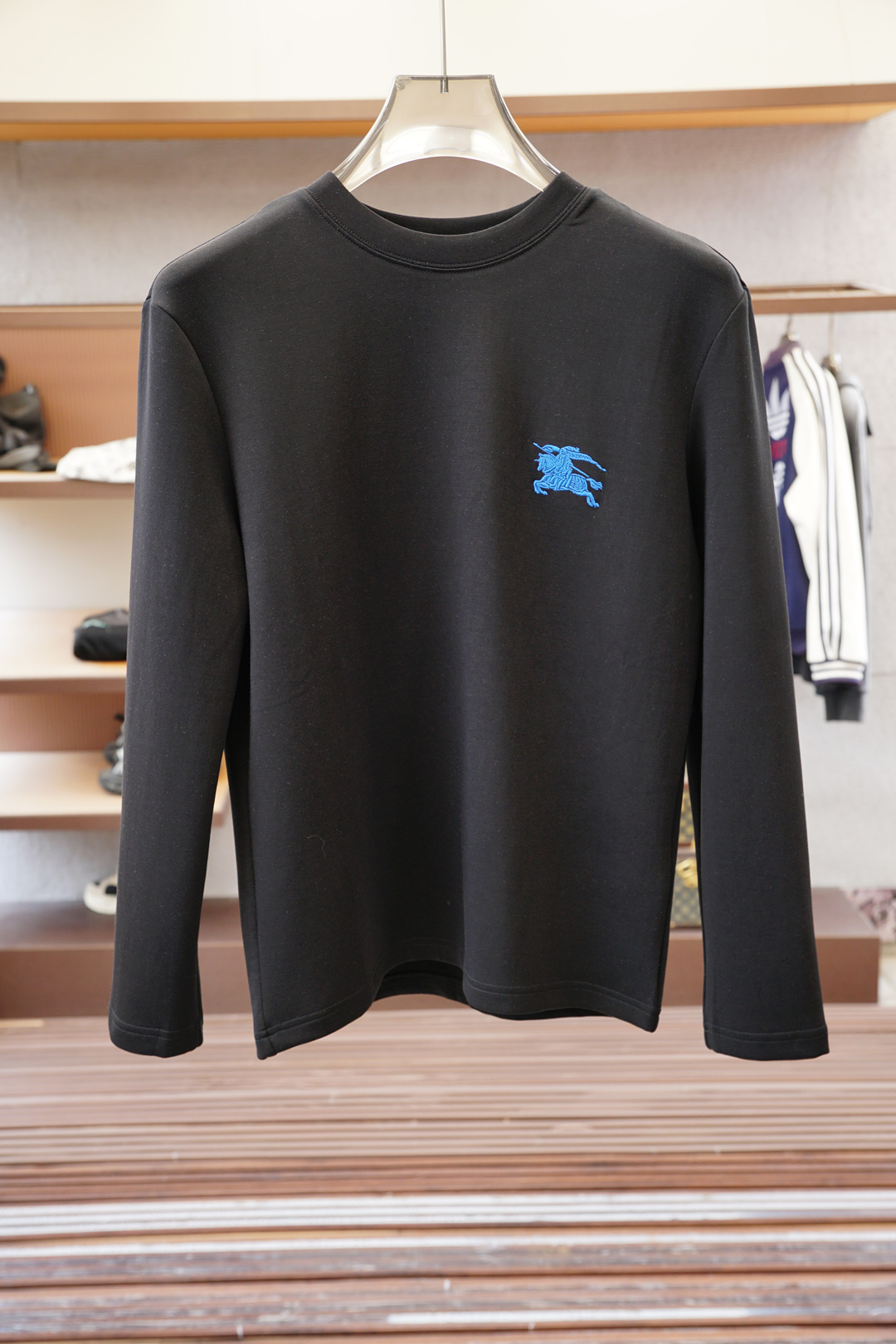 NO:572472,Burberry-Advanced ready-to-wear 2025 autumn and winter base series!  Mature men, light mature men, favorite style. The most classic solid color, versatile and handsome round neck long-sleeved bottoming shirt. Consistently good fit. Imported original ultra-fine imported soft mercerized cotton. The fabric is soft and elastic. Basic bottoming shirts are indispensable in men's wardrobes. They can be used to match various clothes anytime and anywhere to meet your daily needs. The fabrics and factories we choose are all used by first-line brands. The clothing design is very simple and low-key. Dear friends, hurry up and get it!  Size M-XX L (model 173120 pounds M),,burberry,alexander wang19860909巴宝莉-高级成衣 2025秋冬打底系列！熟男 轻熟男 最爱款式 最经典净色通勤百搭帅气的圆领长袖打底衫 一贯的好版型 进口原版超细进口柔软丝光棉.面料柔软 弹性细腻 男人的衣柜都少不了基础打底衫 随时随地都可以拿来搭配各种服饰 满足您日常生活需求 .我们所选择的面料及工厂都是一线品牌所使用的 ,衣服设计非常的简洁 ,很是低调的设计 亲们赶紧入手！尺码M-XX L（模特173120斤M）,,burberry,alexander wang,Men's clothing