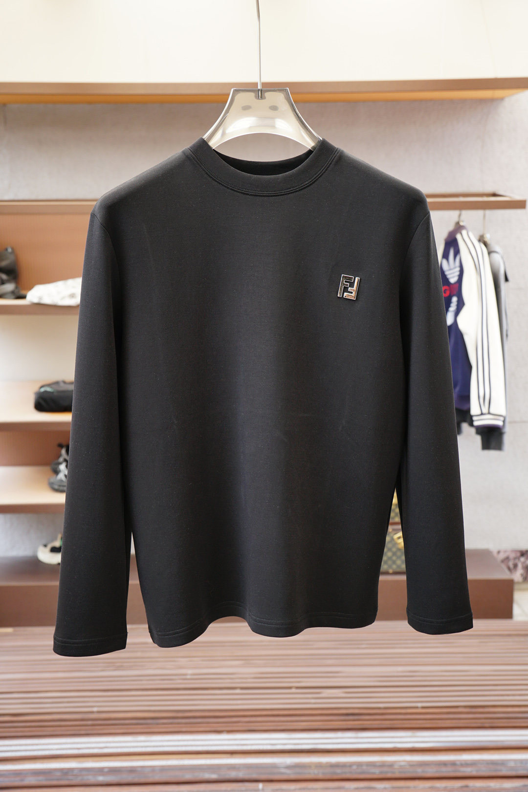 NO:572469,Fendi-Advanced ready-to-wear 2025 autumn and winter base series!  Mature men, light mature men, favorite style. The most classic solid color, versatile and handsome round neck long-sleeved bottoming shirt. Consistently good fit. Imported original ultra-fine imported soft mercerized cotton. The fabric is soft and elastic. Basic bottoming shirts are indispensable in men's wardrobes. They can be used to match various clothes anytime and anywhere to meet your daily needs. The fabrics and factories we choose are all used by first-line brands. The clothing design is very simple and low-key. Dear friends, hurry up and get it!  Size M-XX L (model 173120 pounds M),,fendi,alexander wang19860909芬迪-高级成衣 2025秋冬打底系列！熟男 轻熟男 最爱款式 最经典净色通勤百搭帅气的圆领长袖打底衫 一贯的好版型 进口原版超细进口柔软丝光棉.面料柔软 弹性细腻 男人的衣柜都少不了基础打底衫 随时随地都可以拿来搭配各种服饰 满足您日常生活需求 .我们所选择的面料及工厂都是一线品牌所使用的 ,衣服设计非常的简洁 ,很是低调的设计 亲们赶紧入手！尺码M-XX L（模特173120斤M）,,fendi,alexander wang,Men's clothing