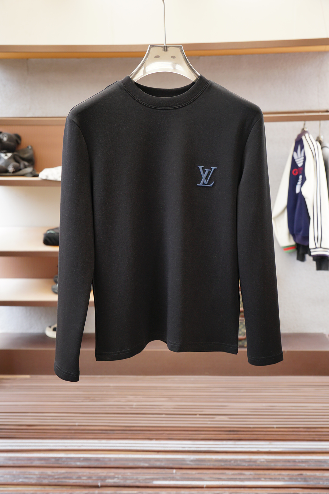 NO:572466,LV-Advanced ready-to-wear 2025 autumn and winter base series!  Mature men, light mature men, favorite style. The most classic solid color, versatile and handsome round neck long-sleeved bottoming shirt. Consistently good fit. Imported original ultra-fine imported soft mercerized cotton. The fabric is soft and elastic. Basic bottoming shirts are indispensable in men's wardrobes. They can be used to match various clothes anytime and anywhere to meet your daily needs. The fabrics and factories we choose are all used by first-line brands. The clothing design is very simple and low-key. Dear friends, hurry up and get it!  Size M-XX L (model 173120 pounds M),,louis vuitton,alexander wang19860909LV-高级成衣 2025秋冬打底系列！熟男 轻熟男 最爱款式 最经典净色通勤百搭帅气的圆领长袖打底衫 一贯的好版型 进口原版超细进口柔软丝光棉.面料柔软 弹性细腻 男人的衣柜都少不了基础打底衫 随时随地都可以拿来搭配各种服饰 满足您日常生活需求 .我们所选择的面料及工厂都是一线品牌所使用的 ,衣服设计非常的简洁 ,很是低调的设计 亲们赶紧入手！尺码M-XX L（模特173120斤M）,,louis vuitton,alexander wang,Men's clothing