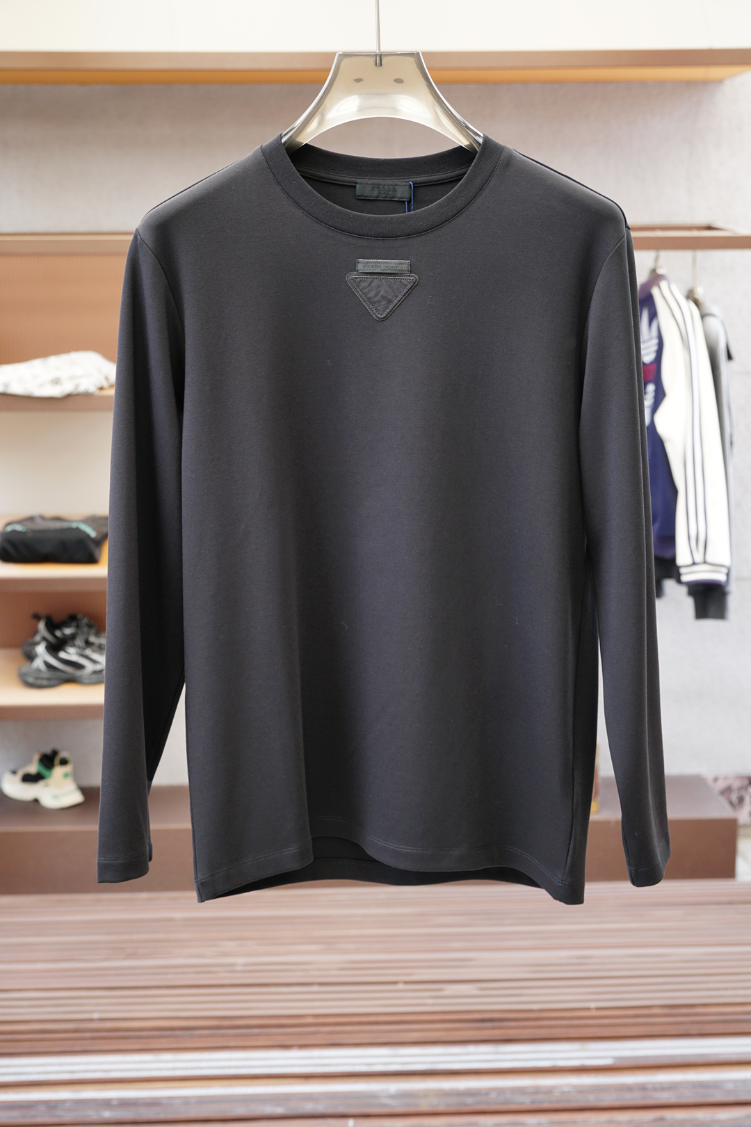 NO:572492,Prada haute couture 2025 autumn and winter base series!  Mature men, light mature men, favorite style. The most classic solid color, versatile and handsome round neck long-sleeved bottoming shirt. Consistently good fit. Imported original ultra-fine imported soft mercerized cotton. The fabric is soft and elastic. Basic bottoming shirts are indispensable in men's wardrobes. They can be used to match various clothes anytime and anywhere to meet your daily needs. The fabrics and factories we choose are all used by first-line brands. The clothing design is very simple and low-key. Dear friends, hurry up and get it!  Size M-XX L (model 173120 pounds M),, prada, alexander wang19860909普拉达高级成衣 2025秋冬打底系列！熟男 轻熟男 最爱款式 最经典净色通勤百搭帅气的圆领长袖打底衫 一贯的好版型 进口原版超细进口柔软丝光棉.面料柔软 弹性细腻 男人的衣柜都少不了基础打底衫 随时随地都可以拿来搭配各种服饰 满足您日常生活需求 .我们所选择的面料及工厂都是一线品牌所使用的 ,衣服设计非常的简洁 ,很是低调的设计 亲们赶紧入手！尺码M-XX L（模特173120斤M）,,prada,alexander wang,Men's clothing