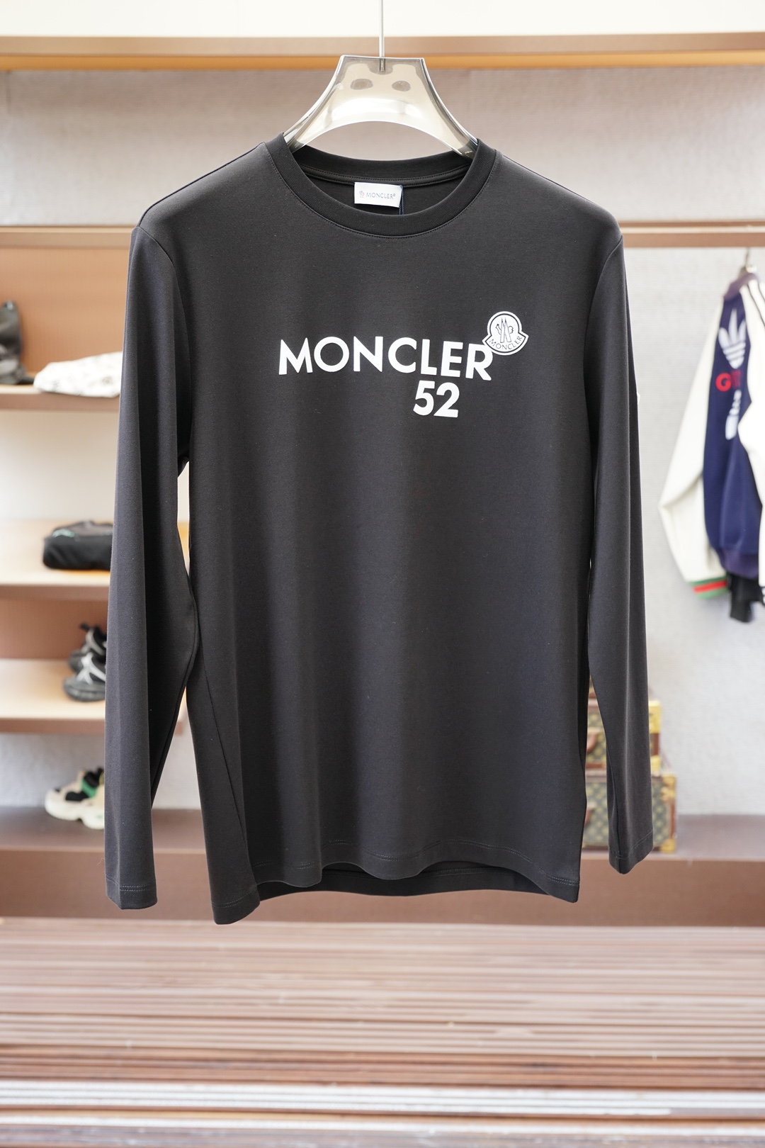 NO:572489,Meng Mouth-Advanced Ready-to-Wear 2025 Autumn and Winter Bottoming Series!  Mature men, light mature men, favorite style. The most classic solid color, versatile and handsome round neck long-sleeved bottoming shirt. Consistently good fit. Imported original ultra-fine imported soft mercerized cotton. The fabric is soft and elastic. Basic bottoming shirts are indispensable in men's wardrobes. They can be used to match various clothes anytime and anywhere to meet your daily needs. The fabrics and factories we choose are all used by first-line brands. The clothing design is very simple and low-key. Dear friends, hurry up and get it!  Size M-XX L (model 173120 pounds M),,Moncler,alexander wang19860909蒙口-高级成衣 2025秋冬打底系列！熟男 轻熟男 最爱款式 最经典净色通勤百搭帅气的圆领长袖打底衫 一贯的好版型 进口原版超细进口柔软丝光棉.面料柔软 弹性细腻 男人的衣柜都少不了基础打底衫 随时随地都可以拿来搭配各种服饰 满足您日常生活需求 .我们所选择的面料及工厂都是一线品牌所使用的 ,衣服设计非常的简洁 ,很是低调的设计 亲们赶紧入手！尺码M-XX L（模特173120斤M）,,Moncler,alexander wang,Men's clothing