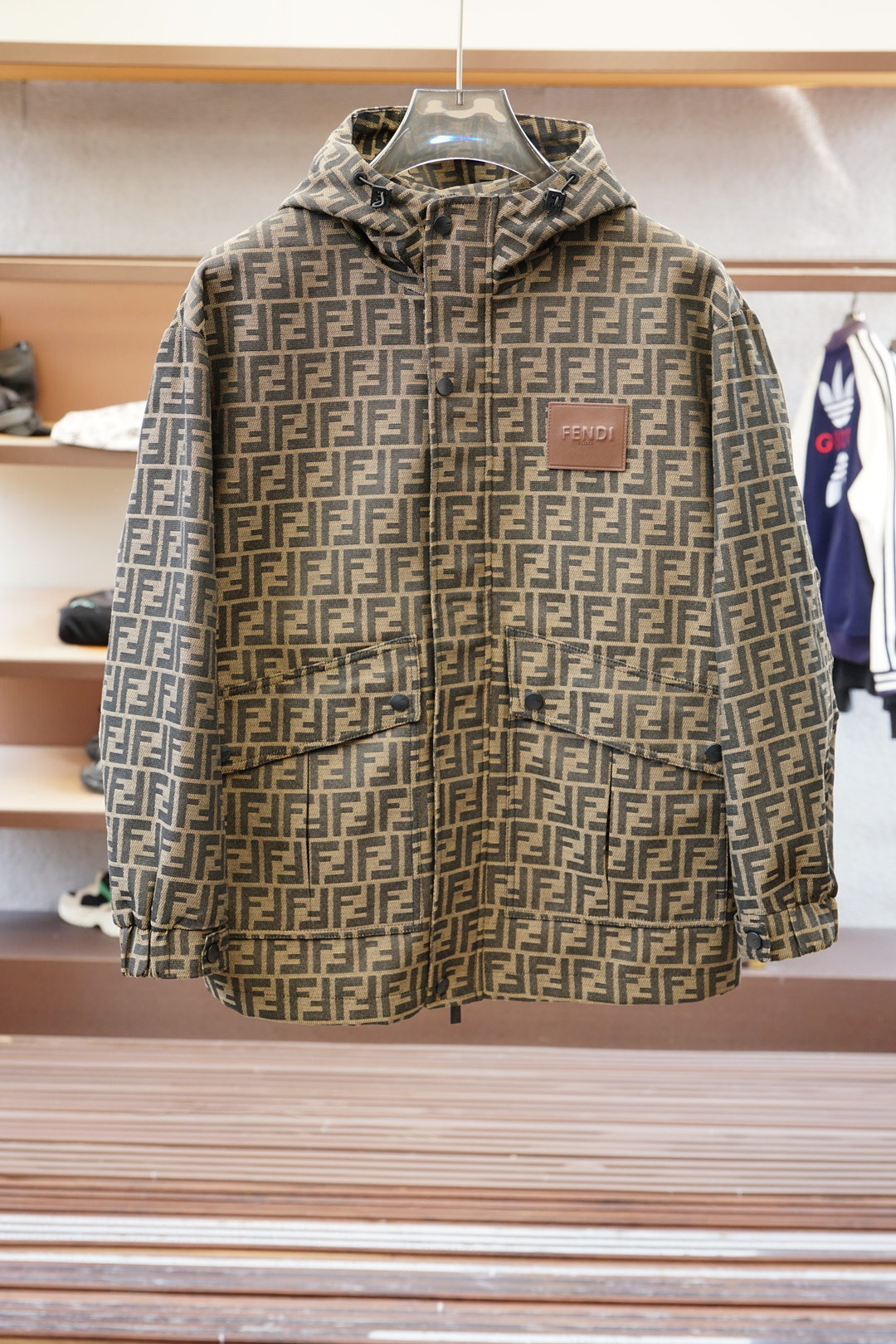 NO:527289,Fendi-FE-ND 2025 autumn and winter new hooded jacket, high-end custom fabric, exclusive letter full-print printing, soft logo of small monster on the chest, simple and atmospheric, crisp and stylish upper body, essential items in autumn and winter Color black Coffee Number M-3XL,,fendi, jackets & coats,hats,alexander wang19860909芬迪-FE-ND 2025秋冬新款连帽外套,高端定制面料,专属字母满版印花,胸前小怪兽软标,简约大气,上身挺括有型,秋冬必备单品 颜色黑色 咖色 码数M-3XL,,fendi,jackets & coats,hats,alexander wang,Men's clothing