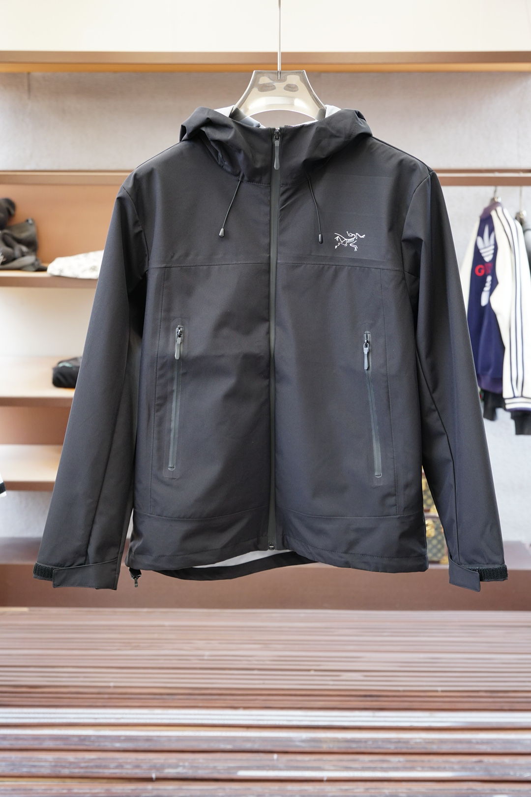 NO:540117,Archaeoptera M-3XL. Men and women's same jacket, the highest version, windproof performance can effectively block the invasion of wind and keep the body warm. 2. Waterproof performance can prevent rainwater from penetration and keep the body dry. 3. Breathable performance allows the body to emit sweat and moisture to be discharged, avoiding stuffiness and discomfort. 4. Durability uses high-strength fabric, which has good wear resistance and tear resistance. 5. Versatility is usually equipped with multiple pockets, adjustable hats and cuffs, etc., which is convenient for carrying items and adjusting wear comfort.,arc'teryx,hats,alexander wang19860909始祖鸟 M-3XL.男女同款冲锋衣,最高版本,防风性能能够有效阻挡风的侵袭,保持身体温暖. 2.防水性能可以防止雨水渗透,保持身体干燥. 3.透气性能允许身体排出的汗水和湿气散发出去,避免闷热和不适. 4.耐用性采用高强度的面料,具有较好的耐磨性和抗撕裂性. 5.多功能性通常配有多个口袋、可调节的帽子和袖口等,方便携带物品和调整穿着舒适度.,arc'teryx,hats,alexander wang,Men's clothing