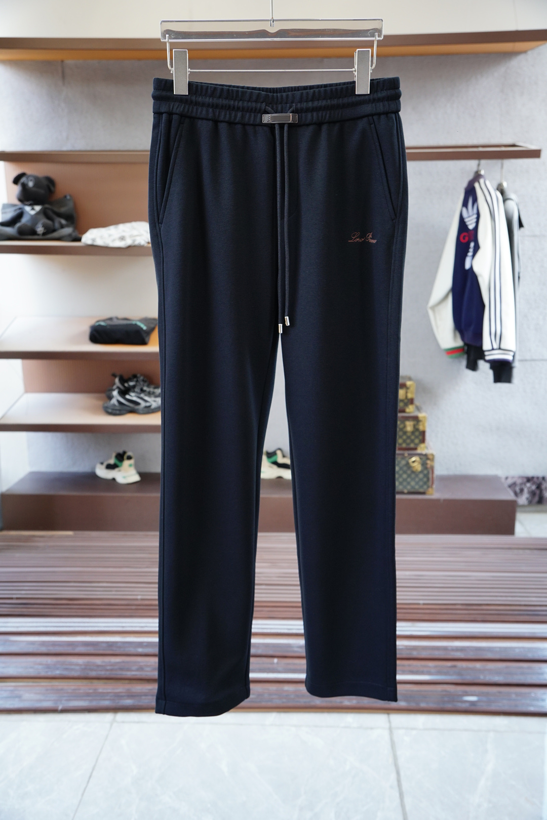NO:550648,LP 2025 autumn men's casual pants, fine cotton and spandex fabric casual pants, the latest upper body style is invincible!  This pants are very versatile, elastic waist, and can be worn for daily work. They are a perfect combination of fashionable and casual and outdoor sports, so whether you wear them normally or outdoors, they are your best choice. Extreme comfort and quick sweating are the most popular key points, improving the comfort of wearing and suitable for aerobics and trail running conditions. This style is a running casual pants with an extremely wide range of applications, allowing you to naturally maintain a love for sports in summer, or you can wear them in casual life. Size M-3XL, black color, loro piano, alexander wang19860909LP 2025 秋款男士休闲裤 细棉加氨纶面料休闲裤,最新款上身版型无敌正！ 绝对可以闭眼收的一款 此款裤子非常百搭,弹力腰围,日常上班 户外运动都可以穿着,是时尚休闲与户外运动的完美结合,所以无论您平时穿或者户外穿都是您的最佳选择. 极致舒适和快速排汗是备受青睐的重点,提升穿着舒适度,适合有氧运动和越野跑条件下穿着,此款是一件适用范围极其广泛的跑步休闲裤,让你在夏天自然可以保持对运动热爱,也可以在休闲生活中穿着 尺码M-3XL, 颜色黑色,,loro piana,alexander wang,Men's clothing