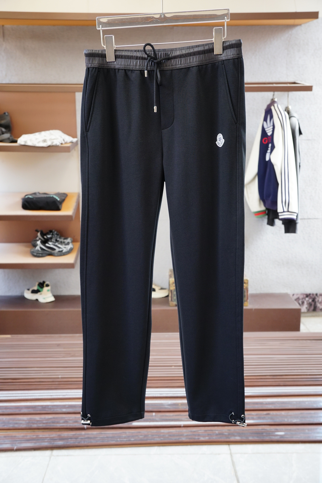 NO:547475,2025 autumn men's casual pants, fine cotton and spandex fabric casual pants, the latest top body style is invincible!  This pants are very versatile, elastic waist, and can be worn for daily work. They are the perfect combination of fashionable and leisure and outdoor sports, so whether you wear them normally or outdoors, they are your best choice. Extreme comfort and quick sweating are the most popular key points, improving the comfort of wearing and suitable for aerobics and trail running conditions. This style is a running casual pants with an extremely wide range of applications, allowing you to naturally maintain a love for sports in summer, or you can wear them in casual life. Size M-3XL, black color, Moncler, alexander wang19860909蒙口 2025 秋款男士休闲裤 细棉加氨纶面料休闲裤,最新款上身版型无敌正！ 绝对可以闭眼收的一款 此款裤子非常百搭,弹力腰围,日常上班 户外运动都可以穿着,是时尚休闲与户外运动的完美结合,所以无论您平时穿或者户外穿都是您的最佳选择. 极致舒适和快速排汗是备受青睐的重点,提升穿着舒适度,适合有氧运动和越野跑条件下穿着,此款是一件适用范围极其广泛的跑步休闲裤,让你在夏天自然可以保持对运动热爱,也可以在休闲生活中穿着 尺码M-3XL, 颜色黑色,,Moncler,alexander wang,Men's clothing