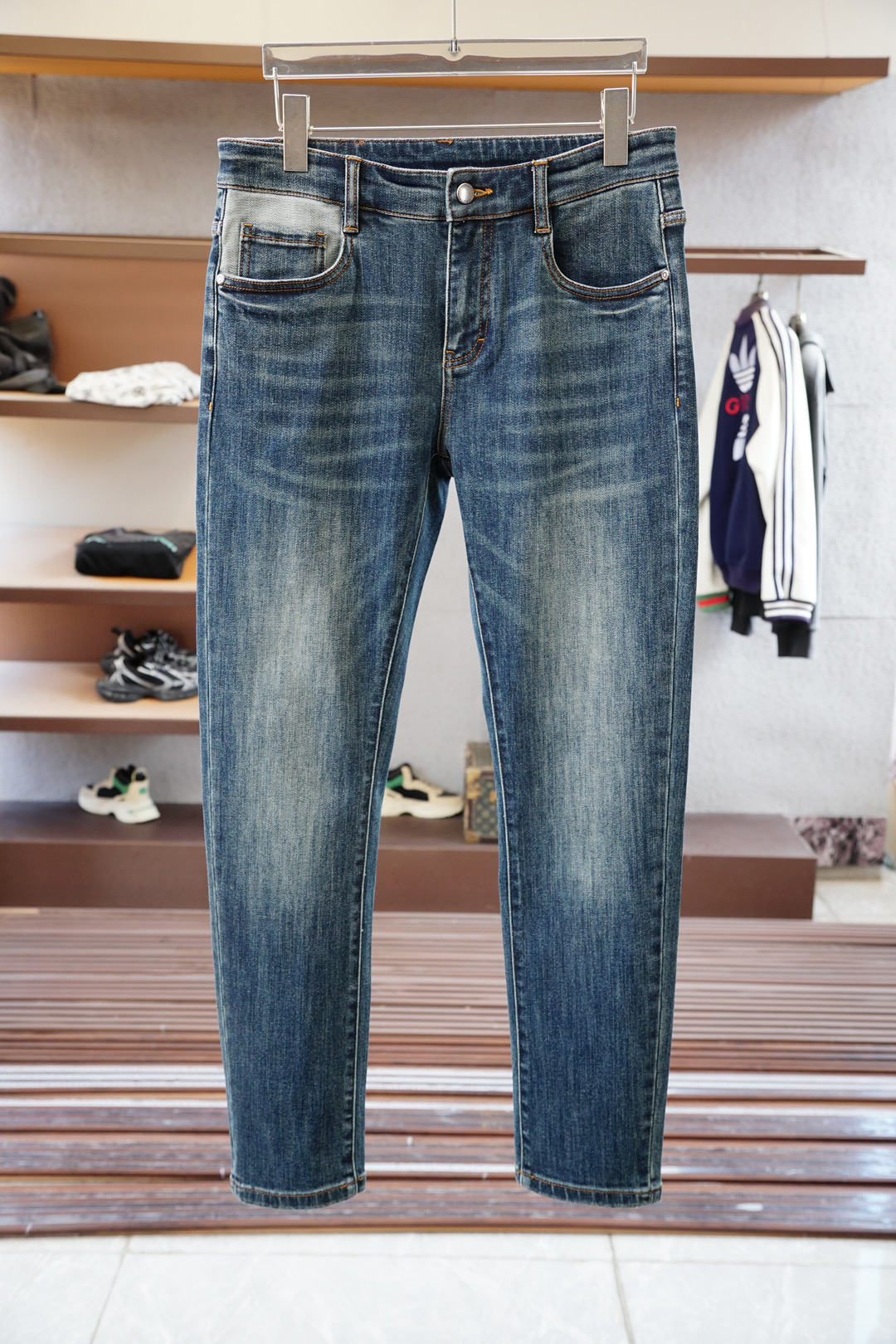 NO:550639,McQueen/New style is coming early autumn new style casual pants jeans, high-end custom series. Imported high-density pure cotton Gaza washing process is comfortable, soft and skin-friendly, straight and not easy to wrinkle, simple and clear, super versatile, super fashionable and versatile, straight and stylish, a must-have for the wardrobe!  Suitable for any occasion to wear 30-38 pick up the next day, alexander mcqueen,jeans,alexander wang19860909麦昆/新款来袭早秋新款新款休闲裤牛仔裤,高端定制系列.进口高密度纯棉加沙洗工艺舒适柔软亲肤,笔挺不易起皱,简单明了,超级百搭上身效果超级棒时尚百搭,笔挺有型,衣橱必备！适合任何场合穿着 30-38隔天取货无,,alexander mcqueen,jeans,alexander wang,Men's clothing