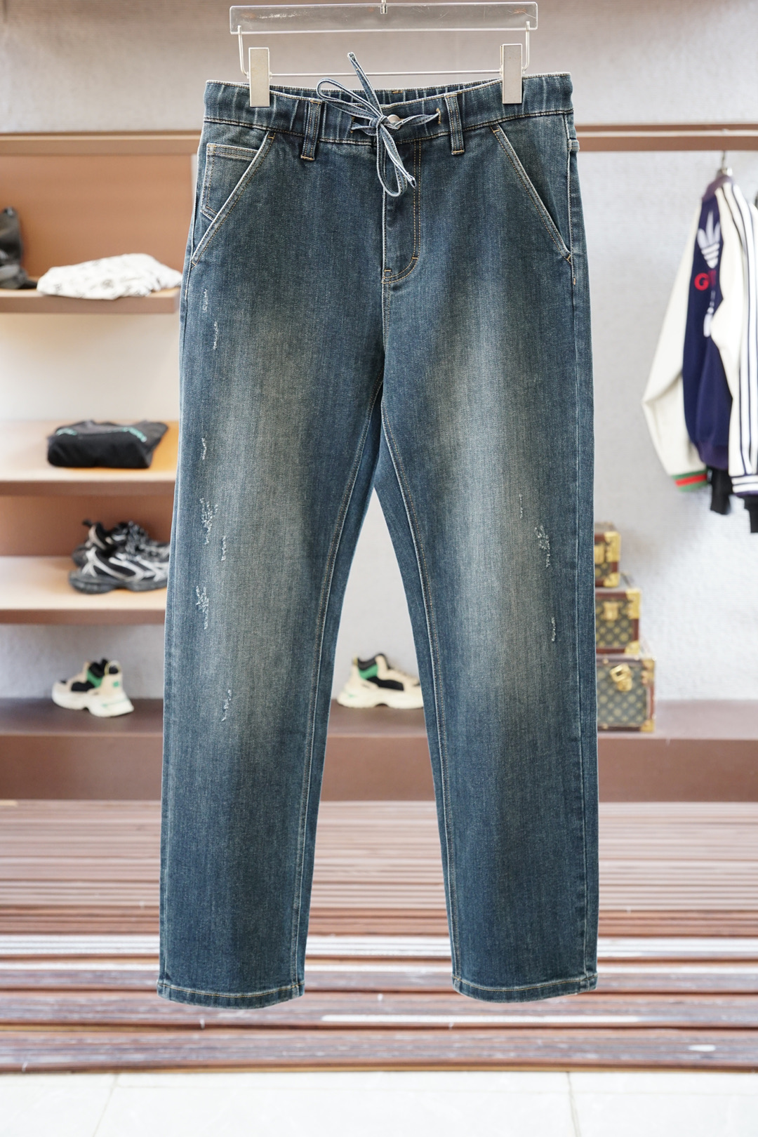 NO:550645,The mask/new style is coming early autumn new style of casual pants and jeans, high-end custom series. Imported high-density pure cotton Gaza washing process is comfortable, soft and skin-friendly, straight and not easy to wrinkle, simple and clear, super versatile, fashionable and versatile, straight and stylish, must-have in the wardrobe!  Suitable for any occasion to wear 30-38 pick up the next day, Moncler, jeans, alexander wang19860909蒙口/新款来袭早秋新款新款休闲裤牛仔裤,高端定制系列.进口高密度纯棉加沙洗工艺舒适柔软亲肤,笔挺不易起皱,简单明了,超级百搭上身效果超级棒时尚百搭,笔挺有型,衣橱必备！适合任何场合穿着 30-38隔天取货无,,Moncler,jeans,alexander wang,Men's clothing