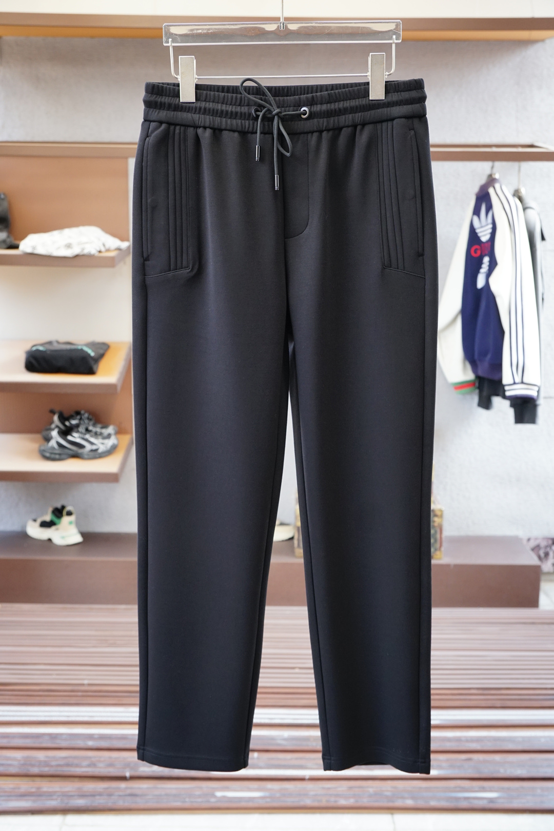 NO:550651,Jenia 2025 autumn men's casual pants, fine cotton and spandex fabric casual pants, the latest top body style is invincible!  This pants are very versatile, elastic waist, and can be worn for daily work. They are the perfect combination of fashionable and casual and outdoor sports, so whether you wear them normally or outdoors, they are your best choice. Extreme comfort and quick sweating are the most popular key points, improving the comfort of wearing and suitable for aerobics and trail running conditions. This style is a jogging casual pants with an extremely wide range of applications, allowing you to naturally maintain a love for sports in summer, or you can wear them in casual life. Size M-3XL, black color, zegna, alexander wang19860909杰尼亚 2025 秋款男士休闲裤 细棉加氨纶面料休闲裤,最新款上身版型无敌正！ 绝对可以闭眼收的一款 此款裤子非常百搭,弹力腰围,日常上班 户外运动都可以穿着,是时尚休闲与户外运动的完美结合,所以无论您平时穿或者户外穿都是您的最佳选择. 极致舒适和快速排汗是备受青睐的重点,提升穿着舒适度,适合有氧运动和越野跑条件下穿着,此款是一件适用范围极其广泛的跑步休闲裤,让你在夏天自然可以保持对运动热爱,也可以在休闲生活中穿着 尺码M-3XL, 颜色黑色,,zegna,alexander wang,Men's clothing