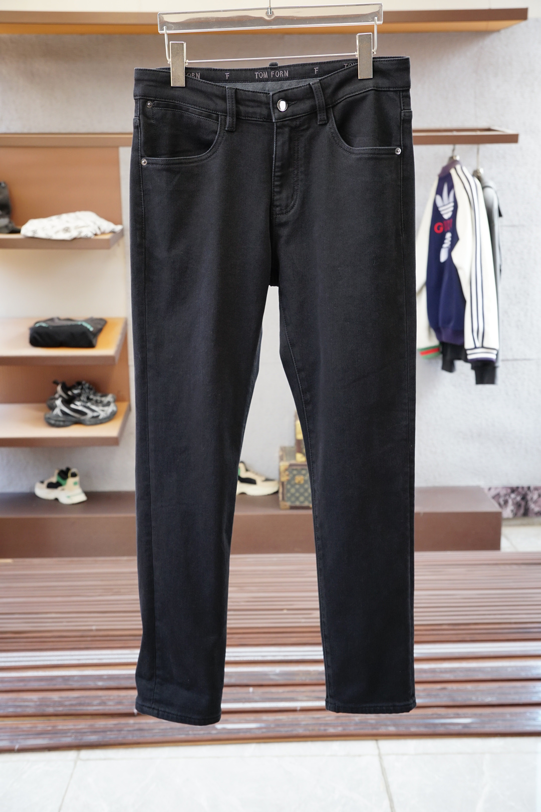 NO:547484,TF / New style is coming early autumn new style casual pants jeans, high-end custom series. Imported high-density pure cotton Gaza washing process is comfortable, soft and skin-friendly, straight and not easy to wrinkle, simple and clear, super versatile, super fashionable and versatile, straight and stylish, a must-have for the wardrobe!  Suitable for any occasion to wear 30-38 pick up the next day,,tom ford,jeans,alexander wang19860909TF /新款来袭早秋新款新款休闲裤牛仔裤,高端定制系列.进口高密度纯棉加沙洗工艺舒适柔软亲肤,笔挺不易起皱,简单明了,超级百搭上身效果超级棒时尚百搭,笔挺有型,衣橱必备！适合任何场合穿着 30-38隔天取货无,,tom ford,jeans,alexander wang,Men's clothing