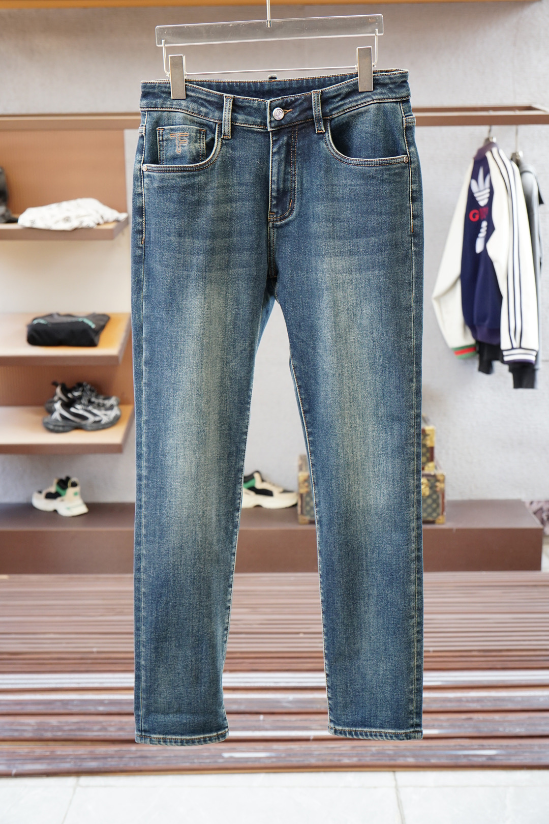 NO:547489,TF/New models are coming early autumn new styles of casual pants and jeans, high-end custom series. Imported high-density pure cotton Gaza washing process is comfortable, soft and skin-friendly, straight and not easy to wrinkle, simple and clear, super versatile, super fashionable and versatile, straight and stylish, a must-have for the wardrobe!  Suitable for any occasion to wear 30-38 pick up the next day,,tom ford,jeans,alexander wang19860909TF/新款来袭早秋新款新款休闲裤牛仔裤,高端定制系列.进口高密度纯棉加沙洗工艺舒适柔软亲肤,笔挺不易起皱,简单明了,超级百搭上身效果超级棒时尚百搭,笔挺有型,衣橱必备！适合任何场合穿着 30-38隔天取货无,,tom ford,jeans,alexander wang,Men's clothing