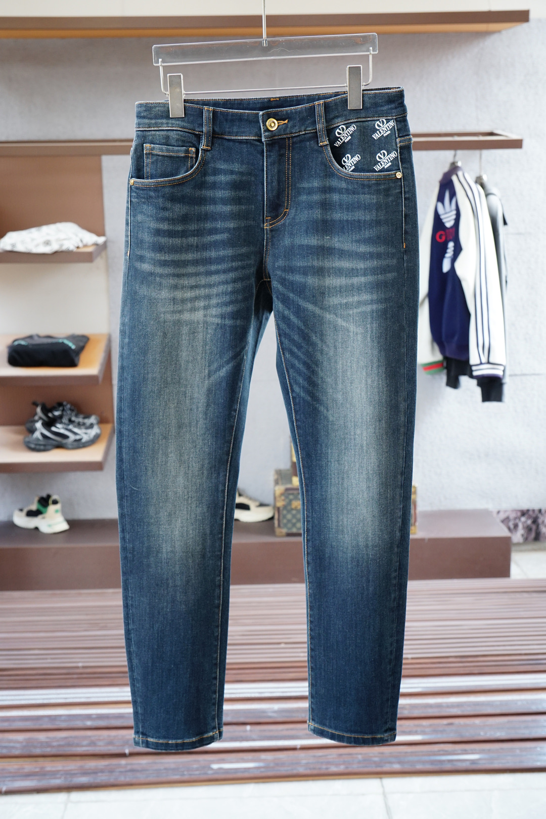 NO:547454,Valentino/New style is coming early autumn new style casual pants jeans, high-end custom series. Imported high-density pure cotton Gaza washing process is comfortable, soft and skin-friendly, straight and not easy to wrinkle, simple and clear, super versatile, super fashionable and versatile, straight and stylish, must-have in the wardrobe!  Suitable for any occasion to wear 30-38 pick up the next day, valentino, jeans, alexander wang19860909华伦天奴/新款来袭早秋新款新款休闲裤牛仔裤,高端定制系列.进口高密度纯棉加沙洗工艺舒适柔软亲肤,笔挺不易起皱,简单明了,超级百搭上身效果超级棒时尚百搭,笔挺有型,衣橱必备！适合任何场合穿着 30-38隔天取货无,,valentino,jeans,alexander wang,Men's clothing