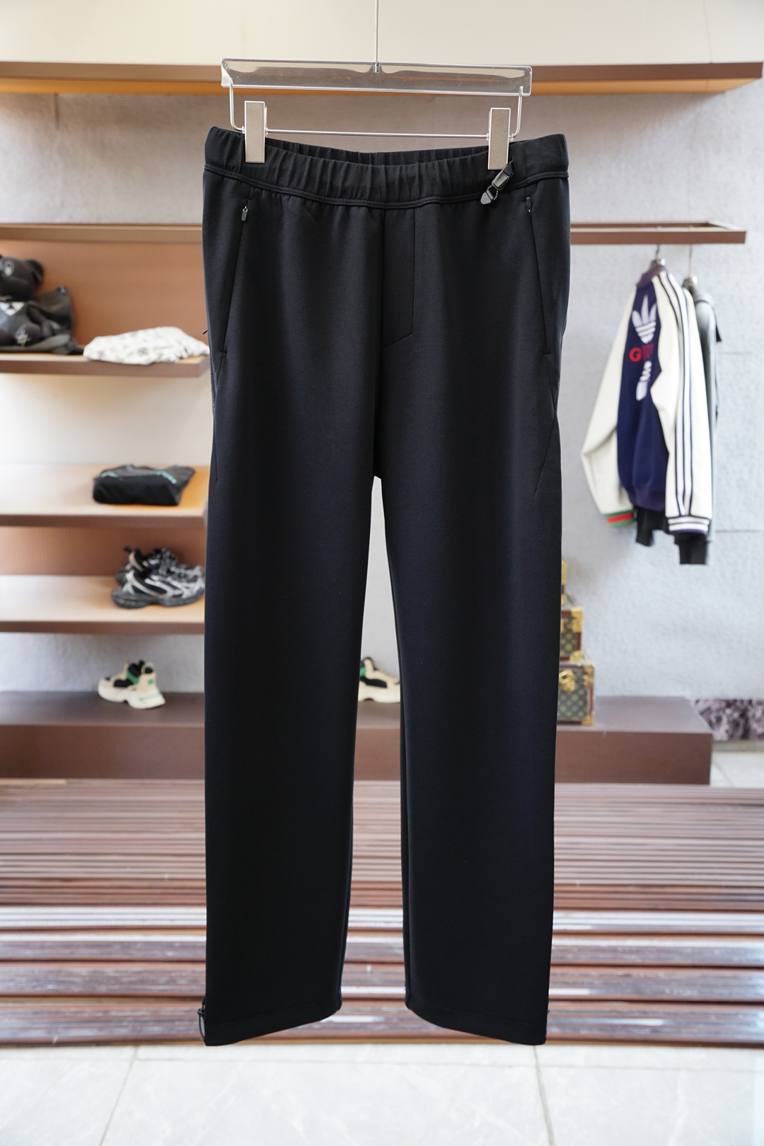 NO:547471,LP 2025 autumn men's casual pants, fine cotton and spandex fabric casual pants, the latest upper body style is invincible!  This pants are very versatile, elastic waist, and can be worn for daily work. They are the perfect combination of fashionable and leisure and outdoor sports, so whether you wear them normally or outdoors, they are your best choice. Extreme comfort and quick sweating are the most popular key points, improving the comfort of wearing and suitable for aerobics and trail running conditions. This style is a jogging casual pants with an extremely wide range of applications, allowing you to naturally maintain a love for sports in summer, or you can wear them in casual life. Size M-3XL,,,loro piano,alexander wang19860909LP 2025 秋款男士休闲裤 细棉加氨纶面料休闲裤,最新款上身版型无敌正！ 绝对可以闭眼收的一款 此款裤子非常百搭,弹力腰围,日常上班 户外运动都可以穿着,是时尚休闲与户外运动的完美结合,所以无论您平时穿或者户外穿都是您的最佳选择. 极致舒适和快速排汗是备受青睐的重点,提升穿着舒适度,适合有氧运动和越野跑条件下穿着,此款是一件适用范围极其广泛的跑步休闲裤,让你在夏天自然可以保持对运动热爱,也可以在休闲生活中穿着 尺码M-3XL,,,loro piana,alexander wang,Men's clothing