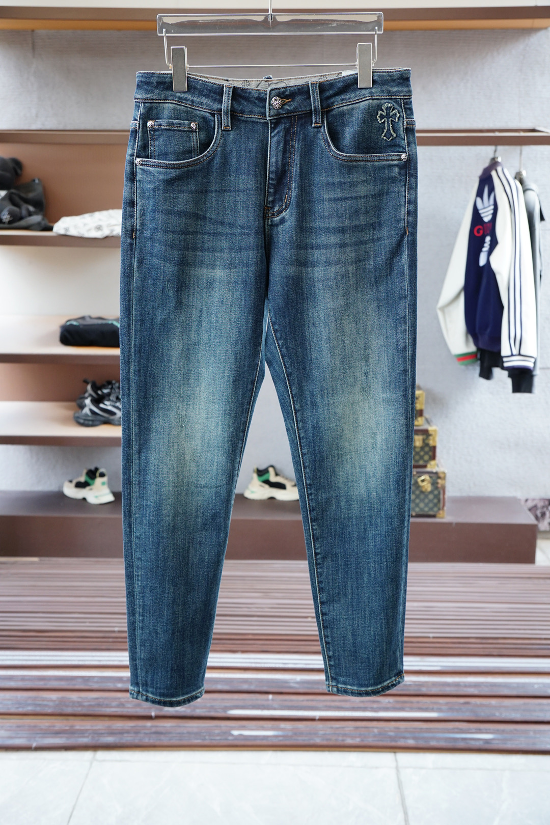 NO:547466,Crowxin/New style is coming early autumn new style casual pants jeans, high-end custom series. Imported high-density pure cotton Gaza washing process is comfortable, soft and skin-friendly, straight and not easy to wrinkle, simple and clear, super versatile, super fashionable and versatile, straight and stylish, a must-have for the wardrobe!  Suitable for any occasion to wear 30-38 pick up the next day, chrome hearts, jeans, alexander wang19860909克罗心/新款来袭早秋新款新款休闲裤牛仔裤,高端定制系列.进口高密度纯棉加沙洗工艺舒适柔软亲肤,笔挺不易起皱,简单明了,超级百搭上身效果超级棒时尚百搭,笔挺有型,衣橱必备！适合任何场合穿着 30-38隔天取货无,,chrome hearts,jeans,alexander wang,Men's clothing