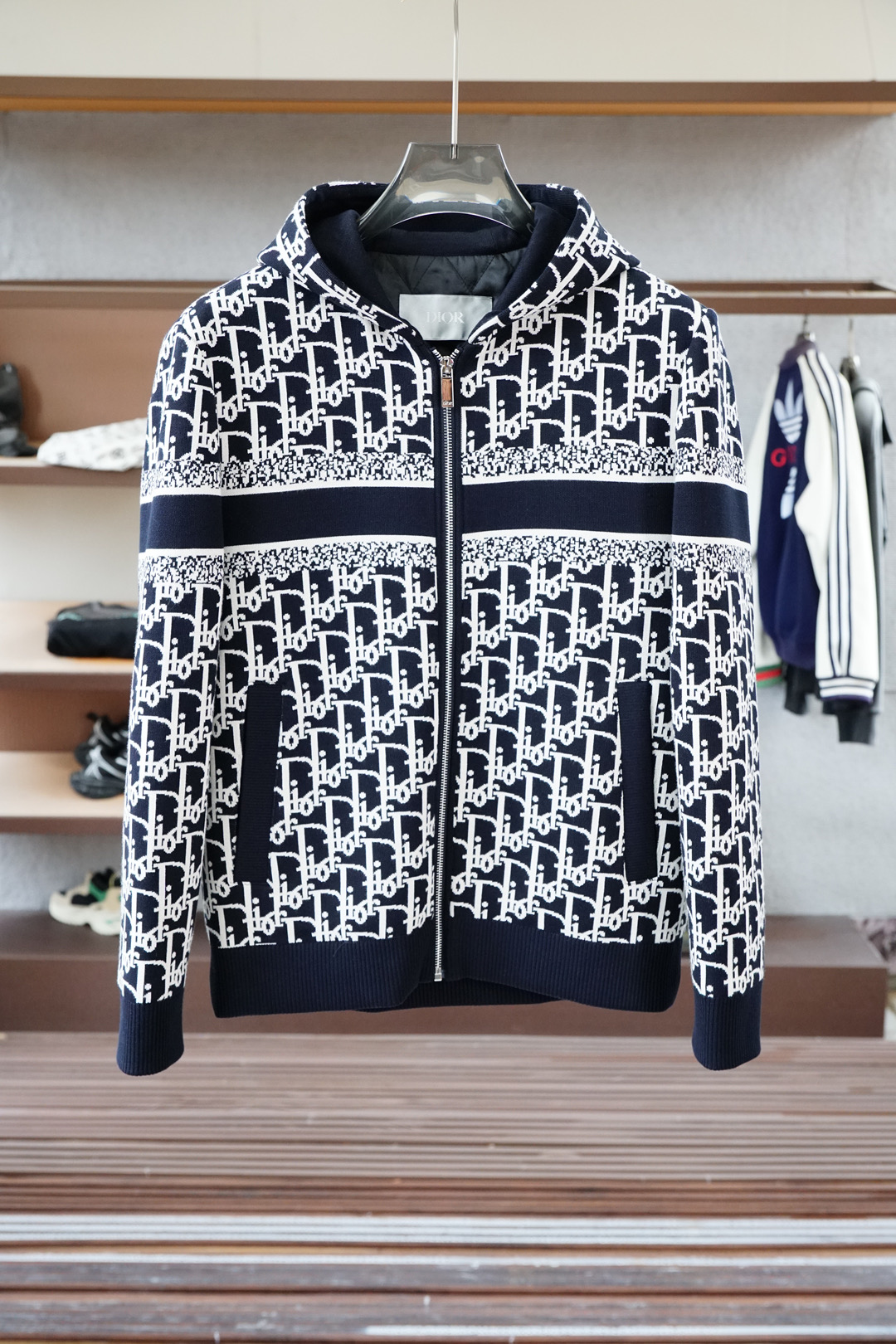 NO:547464,Dior-2025SS early autumn new product, dark pattern jacquard hooded jacket. Customer-supplied hardware and decorative accessories, the fabric uses double-layer polyester fiber composite fabric, which refers to a fabric composed of a special process. This fabric combines cotton comfort and breathability, and can only be replenished after composite, silky and elastic. The jacquard process forms a pattern through the interweaving of warp and weft lines during the weaving process. Full-print jacquard means that the entire fabric is covered with fine patterns, Monogram printing logo, this process makes the fabric more visually rich and three-dimensional, and also increases the uniqueness and recognition of the product. …………………………………………………………………………………………………………………………………………………………………………………………………………………………………………………………………………………………………………………………………………………………………………………………………………………………………………………………………………………………………………………………………………………………………………………………………………………………………………………………………………………………………………………………………………………………………………………………………………………………………………………………………………………………………………………………………………………19860909迪奥-2025SS早秋新品 暗纹提花连帽夹克.客供五金装饰辅料,面料采用了双层聚酯纤维复合面料指的是特殊工艺复合而成的一种面料.这种面料结合棉舒适性和透气性,复合后才能还原面料的密度质感,丝滑有弹力,提花工艺在织造过程中通过经纬线的交织形成图案的织造技术.满印提花则意味着整个面料上都布满了精细的图案,Monogram印花标志,这种工艺使得面料在视觉上更加丰富和立体,同时也增加了产品的独特性和辨识度. …………………………………………………… SizeM-X XXL,,,dior,jackets & coats,hats,alexander wang,Men's clothing