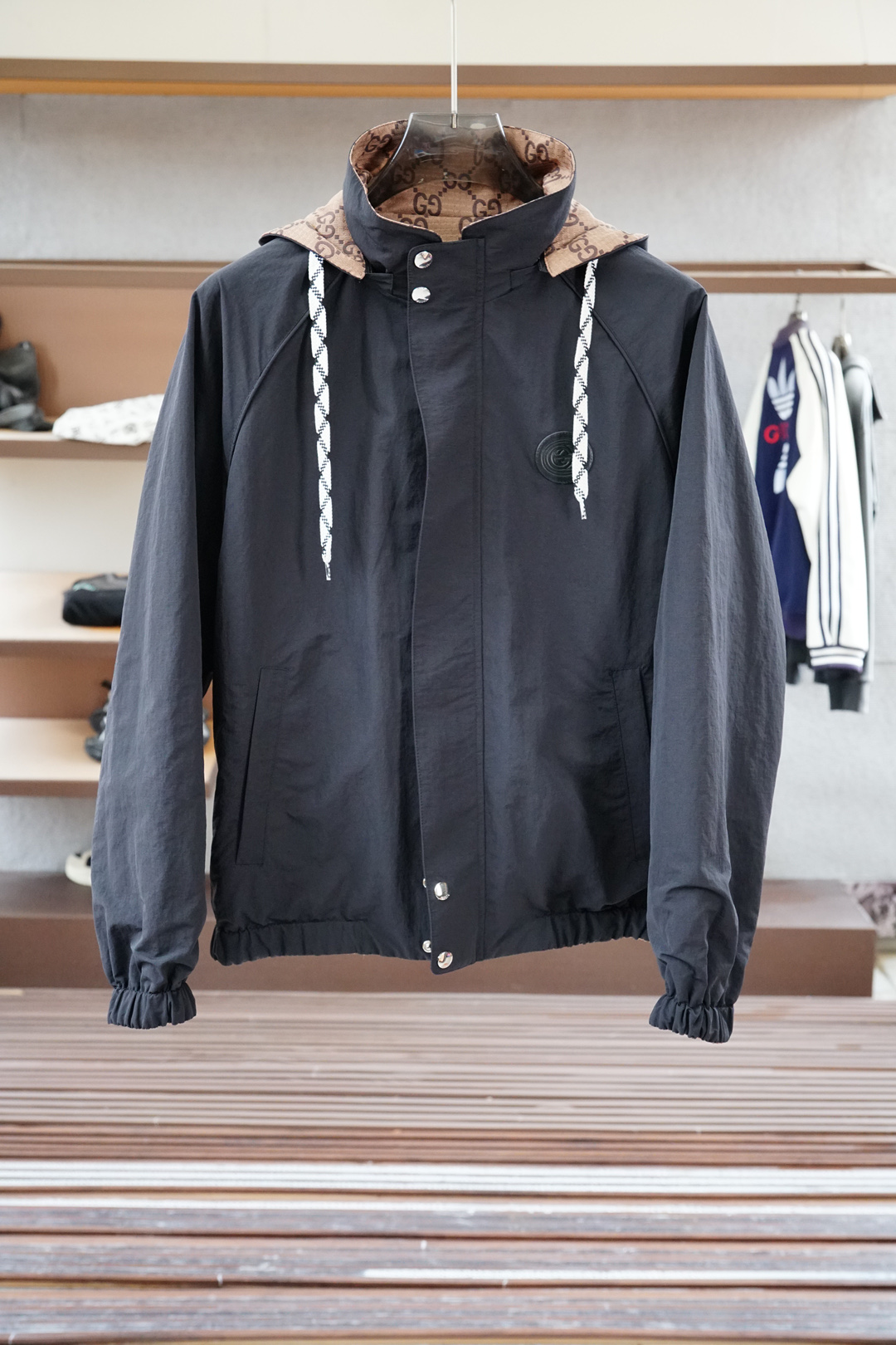 NO:547469,Gucci-2025SS early autumn new product, dark pattern jacquard hooded jacket. Customer-supplied hardware and decorative accessories, the fabric uses double-layer polyester fiber composite fabric, which refers to a fabric composed of a special process. This fabric combines cotton comfort and breathability, and can only be replenished after composite, silky and elastic. The jacquard process is silky and elastic during the weaving process to form patterns through the interweaving of warp and weft lines. Full-print jacquard means that the entire fabric is covered with fine patterns, Monogram printing logo, this process makes the fabric more visually rich and three-dimensional, and also increases the uniqueness and recognition of the product. …………………………………………………………………………………………………………………………………………………………………………………………………………………………………………………………………………………………………………………………………………………………………………………………………………………………………………………………………………………………………………………………………………………………………………………………………………………………………………………………………………………………………………………………………………………………………………………………………………………………………………………………………………………………………………………………………19860909Gucci古奇-2025SS早秋新品 暗纹提花连帽夹克.客供五金装饰辅料,面料采用了双层聚酯纤维复合面料指的是特殊工艺复合而成的一种面料.这种面料结合棉舒适性和透气性,复合后才能还原面料的密度质感,丝滑有弹力,提花工艺在织造过程中通过经纬线的交织形成图案的织造技术.满印提花则意味着整个面料上都布满了精细的图案,Monogram印花标志,这种工艺使得面料在视觉上更加丰富和立体,同时也增加了产品的独特性和辨识度. …………………………………………………… SizeM-X XXL,,,gucci,jackets & coats,hats,alexander wang,Men's clothing