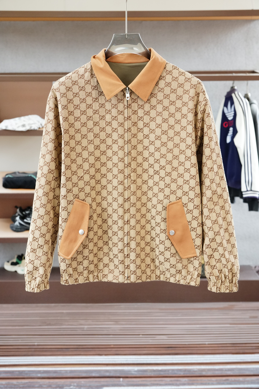 NO:547458,Gucci - 2025SS early autumn new product, dark pattern jacquard hooded jacket. Customer-supplied hardware and decorative accessories, the fabric uses double-layer polyester fiber composite fabric, which refers to a fabric composed of a special process. This fabric combines cotton comfort and breathability, and can only restore the density texture of the fabric after being combined, silky and elastic. The jacquard process is silky and elastic during the weaving process to form a pattern through the interweaving of warp and weft lines. Full-print jacquard means that the entire fabric is covered with fine patterns, Monogram printing logo, this process makes the fabric more visually rich and three-dimensional, and also increases the uniqueness and recognition of the product. ………………………………………………………………………………………………………………………………………………………………………………………………………………………………………………………………………………………………………………………………………………………………………………………………………………………………………………………………………………………………………………………………………………………………………………………………………………………………………………………………………………………………………………………………………………………………………………………………………………………………………………………………………………………………………………………19860909Gucci古奇-2025SS早秋新品 暗纹提花连帽夹克.客供五金装饰辅料,面料采用了双层聚酯纤维复合面料指的是特殊工艺复合而成的一种面料.这种面料结合棉舒适性和透气性,复合后才能还原面料的密度质感,丝滑有弹力,提花工艺在织造过程中通过经纬线的交织形成图案的织造技术.满印提花则意味着整个面料上都布满了精细的图案,Monogram印花标志,这种工艺使得面料在视觉上更加丰富和立体,同时也增加了产品的独特性和辨识度. …………………………………………………… SizeM-X XXL,,,gucci,jackets & coats,hats,alexander wang,Men's clothing