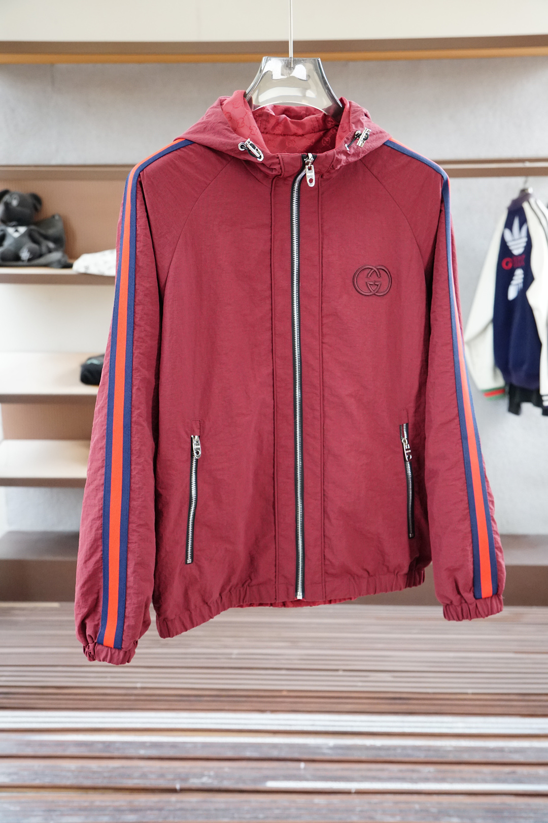 NO:547452,Gucci-2025SS early autumn new product hooded jacket. Customer-supplied hardware and decorative accessories. The fabric uses double-layer polyester fiber composite fabric, which refers to a fabric composed of a special process. This fabric combines cotton comfort and breathability, and can only be replenished after composite, and is silky and elastic. The jacquard process forms a pattern through the interweaving of warp and weft lines during the weaving process. Full-print jacquard means that the entire fabric is covered with fine patterns, Monogram printing logo. This process makes the fabric more visually rich and three-dimensional, and also increases the uniqueness and recognition of the product. ……………………………………………………………………………………………………………………………………………………………………………………………………………………………………………………………………………………………………………………………………………………………………………………………………………………………………………………………………………………………………………………………………………………………………………………………………………………………………………………………………………………………………………………………………………………………………………………………………………………………………………………………………………………………………………………………………………………………19860909Gucci古奇-2025SS早秋新品 连帽夹克.客供五金装饰辅料,面料采用了双层聚酯纤维复合面料指的是特殊工艺复合而成的一种面料.这种面料结合棉舒适性和透气性,复合后才能还原面料的密度质感,丝滑有弹力,提花工艺在织造过程中通过经纬线的交织形成图案的织造技术.满印提花则意味着整个面料上都布满了精细的图案,Monogram印花标志,这种工艺使得面料在视觉上更加丰富和立体,同时也增加了产品的独特性和辨识度. …………………………………………………… SizeM-X XXL,,,gucci,jackets & coats,hats,alexander wang,Men's clothing