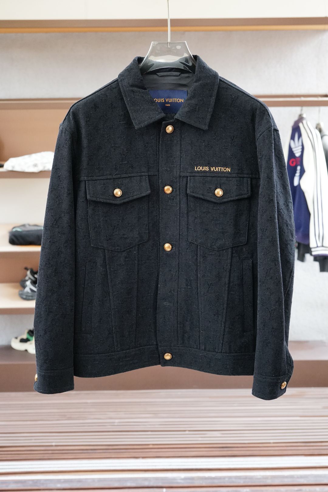 NO:547497,Gucci-2025SS early autumn new product, dark pattern jacquard denim jacket. Customer-supplied hardware and decorative accessories, the fabric uses double-layer polyester fiber composite fabric, which refers to a fabric composed of a special process. This fabric combines cotton comfort and breathability, and can only be replenished after composite, silky and elastic. The jacquard process forms a pattern through the interweaving of warp and weft lines during the weaving process. Full-print jacquard means that the entire fabric is covered with fine patterns, Monogram printing logo, this process makes the fabric more visually rich and three-dimensional, and also increases the uniqueness and recognition of the product. …………………………………………………………………………………………………………………………………………………………………………………………………………………………………………………………………………………………………………………………………………………………………………………………………………………………………………………………………………………………………………………………………………………………………………………………………………………………………………………………………………………………………………………………………………………………………………………………………………………………………………………………………………………………………………………………………………………19860909Gucci古奇-2025SS早秋新品 暗纹提花牛仔夹克.客供五金装饰辅料,面料采用了双层聚酯纤维复合面料指的是特殊工艺复合而成的一种面料.这种面料结合棉舒适性和透气性,复合后才能还原面料的密度质感,丝滑有弹力,提花工艺在织造过程中通过经纬线的交织形成图案的织造技术.满印提花则意味着整个面料上都布满了精细的图案,Monogram印花标志,这种工艺使得面料在视觉上更加丰富和立体,同时也增加了产品的独特性和辨识度. …………………………………………………… SizeM-X XXL,,,gucci,jackets & coats,alexander wang,Men's clothing