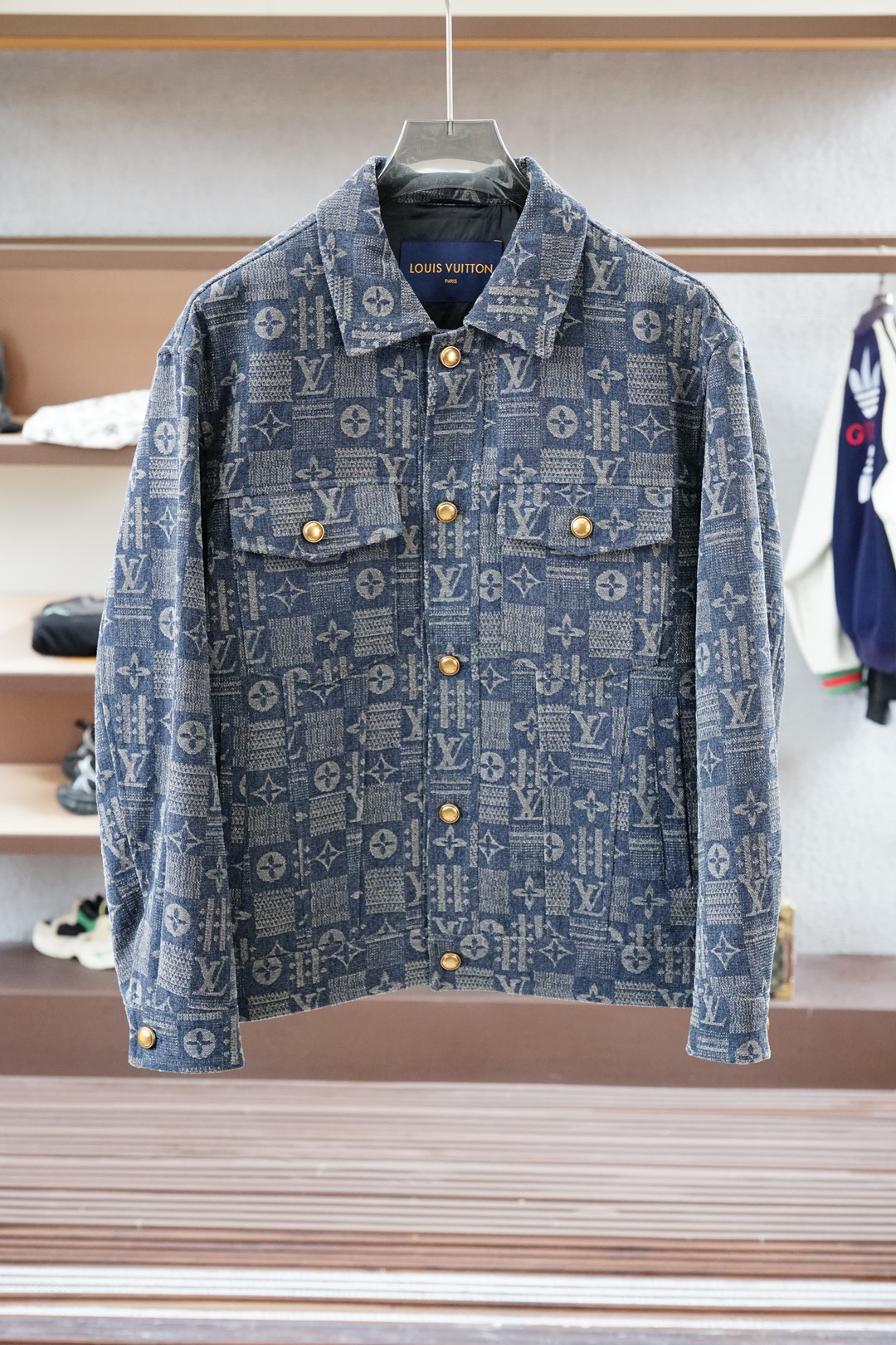 NO:547492,LV-2025SS early autumn new product, dark pattern jacquard denim jacket. Customer-supplied hardware and decorative accessories, the fabric uses double-layer polyester fiber composite fabric, which refers to a fabric composed of a special process. This fabric combines cotton comfort and breathability, and can only restore the density texture of the fabric after being combined, silky and elastic. The jacquard process is silky and elastic. The weaving technology to form patterns through the interweaving of warp and weft lines during the weaving process. Full-print jacquard means that the entire fabric is covered with fine patterns, Monogram printing logo, this process makes the fabric more visually rich and three-dimensional, and also increases the uniqueness and recognition of the product. …………………………………………………………………………………………………………………………………………………………………………………………………………………………………………………………………………………………………………………………………………………………………………………………………………………………………………………………………………………………………………………………………………………………………………………………………………………………………………………………………………………………………………………………………………………………………………………………………………………………………………………………………………………………………………………19860909LV-2025SS早秋新品 暗纹提花牛仔夹克.客供五金装饰辅料,面料采用了双层聚酯纤维复合面料指的是特殊工艺复合而成的一种面料.这种面料结合棉舒适性和透气性,复合后才能还原面料的密度质感,丝滑有弹力,提花工艺在织造过程中通过经纬线的交织形成图案的织造技术.满印提花则意味着整个面料上都布满了精细的图案,Monogram印花标志,这种工艺使得面料在视觉上更加丰富和立体,同时也增加了产品的独特性和辨识度. …………………………………………………… SizeM-X XXL,,,louis vuitton,jackets & coats,alexander wang,Men's clothing