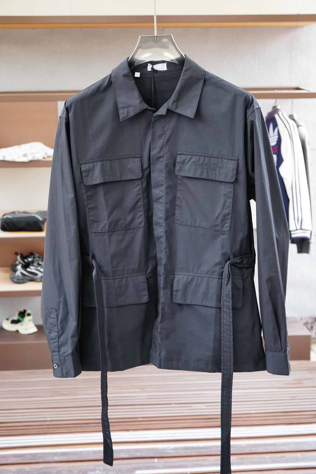 NO:547474,Dior Dior/Dr.25FW new CD letter embossed pattern suede jacket, men's high-end urban style lapel jacket. Private channel goods are coming again, platinum level connoisseur's favorite. CD family hot element portrayal, smooth and delicate suede fabric, lined with dark jacquard letter logo, a wonderful and graceful single product with unparalleled temperament!  A divine item that outshines all other tops!  When I encounter such an excellent product, I am willing to call it the strongest!  The style of this shirt jacket is very distinctive and unique. The inner lining is designed with a dark jacquard letter pattern, which highlights the fashionable atmosphere. It emphasizes the classic soul texture and highlights the beauty of luxury fashion. This style really has a natural high-street beauty, which can meet all your dressing needs and let you look down on the whole world with fashion!  Smooth and delicate fabrics, crisp and comfortable, soft texture, simple lines and silhouettes are easy to wear and have a decent and elegant texture. The suede texture has a retro feel and a strong autumn and winter flavor. The rich but unobtrusive ease shows the affinity and high-end sense of the clothing. The heavy texture, exquisite details, loose style, full silhouette and layering. The shape is excellent, the upper body effect is unparalleled, it is destined to be an excellent styling item for the street, and the rate of return is high.  Size S-XL,,dior,dior,dior,jackets & coats,jackets & coats,chamois leather,alexander wang19860909Dior 迪奥/Dr.25FW新款CD字母压纹图案麂皮绒夹克,男士高端都市风尚翻领外套.私密性质的渠道货再次来临,白金级品鉴心水之物.CD家族热元素刻画,顺滑细腻的麂皮绒面料,内衬暗纹提花字母标识,一款气质绝伦的妙曼单品！让所有上衣都黯然失色的神级单品！ 遇到一款如此的绝佳产物,我愿意称之其为最强！此款衬衣夹克的风格十分之鲜明独特,内衬采用暗纹提花字母图案设计,彰显时髦气息,着重强调经典的灵魂质感,凸显奢华时尚之美.此款真的有着浑然天成的高街美感,满足你的一切穿搭所需,让你用潮流俯视整个世界！ 顺滑细腻的面料,挺括舒适,质地柔软,简洁的线条廓形容易穿出得体优雅的质感,麂皮绒质地具有复古感和浓浓秋冬气息的颜色,浓郁却不张扬的轻松就展现出了服装的亲和力和高级感.重磅质感,细节精致感十足,宽松有范,廓形、层次感十足.版型绝佳,上身效果无与伦比,注定属于出街的优秀造型单品,回头率爆表. 尺码S-XL,,dior,dior,dior,jackets & coats,jackets & coats,chamois leather,alexander wang,Men's clothing