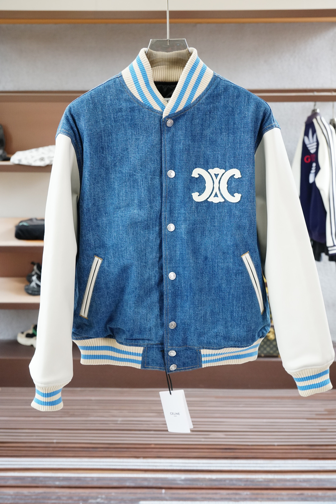 NO:540132,Selin-2025 autumn and winter jacket new series 2025 business casual hooded logo original fabric, with clear warp and weft lines combined with technological plating, bringing the characteristics of windproof, hydrophobic and soft wear. The design-sensing and storing hat, combined with multiple glue zippers and waterproof storage inner bags, easily solve the problem of light travel when going out. Fashion micro-expanded style, multiple computer printed text patterns. The rear cut is spliced, and the upper body is not bloated. It is dedicated to the new 25 autumn and winter fashion work. Color blue Size S-XL, celine, jackets & coats, hats, alexander wang19860909赛琳-2025秋冬外套新款系列2025商务休闲连帽定织Logo原版面料,经纬线分明的材质结合科技镀层,带来防风疏水同时柔软穿着的特性.设计感的可收纳戴帽,配合多处压胶拉链及防水收纳内袋,轻松解决出门轻行的烦恼.时尚微扩版型,多重电脑印花文字图案.立裁后片拼接,上身不臃肿,敬献25秋冬时尚新作. 颜色 蓝色 尺码S-XL,,celine,jackets & coats,hats,alexander wang,Men's clothing