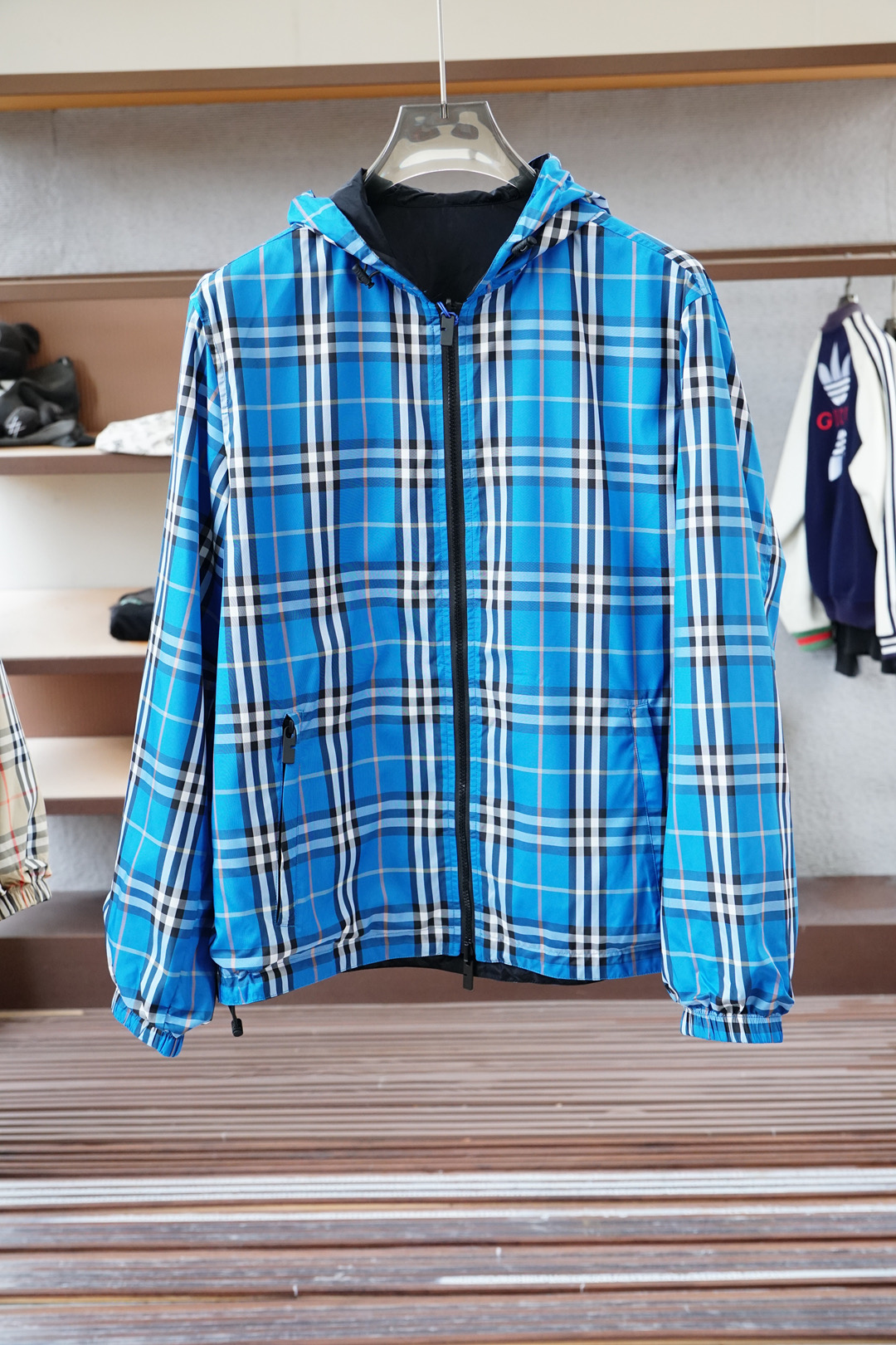 NO:540130,BBR Burberry - Layout Details Burber Equestrian Knight Logo Surfing Jacket Jacket The fabric is made of high-quality nylon fabric, with lightness, LL1670350 wear resistance, windproof and waterproof, which is very suitable for making casual jackets. In the fabric treatment, special waterproof coating treatment technology is used to enhance its waterproof performance. Cut and sew the fabric into the required shape and size according to the design drawings. Use advanced sewing equipment and technology to sew the fabric together to form the overall structure of the jacket. During the sewing process, pay special attention to details, such as sewing of zippers, pockets, cuffs, etc., to ensure its firmness and aesthetics. A very accurate restoration of logo patterns is required. Logo and printing treatment Decorate the Equestrian Knight logo (EKD) and B-shaped zipper heads on the jacket through glue printing to highlight the brand characteristics.  Printing treatment uses environmentally friendly and washable pigments to ensure that the printing is long-lasting and bright. The drawstring hood and hem design can adjust the tightness according to weather changes to provide better protection. Back-fitting and inspection The sewn jacket is processed after finishing, such as ironing, thread removal, etc., to make it more flat and beautiful. Strict quality inspection SIZE:S-XL,,burberry,burberry,jackets & coats,jackets & coats,hats,alexander wang19860909BBR 巴宝莉-铺排细节 Burber马术骑士徽标 冲锋衣夹克外套 面料由高品质的尼龙面料,具有轻盈、LL1670350耐磨、防风防水等特性,非常适合制作休闲夹克. 在面料处理上,采用特殊的防水涂层处理技术,以增强其防水性能. 裁剪与缝制 根据设计图纸,将面料裁剪成所需形状和尺寸. 使用先进的缝制设备和技术,将面料缝制在一起,形成夹克的整体结构. 在缝制过程中,特别注意细节处理,如拉链、口袋、袖口等部位的缝制,确保其牢固度和美观度. 需要非常精准的还原徽标图案 徽标与印花处理 通过胶浆印花将马术骑士徽标（EKD）和B字型拉链头装饰在夹克上,彰显品牌特色. 印花处理采用环保、耐洗的颜料,确保印花持久、鲜艳. 抽绳式连帽与衣摆设计,可根据天气变化调整松紧度,提供更好的防护效果. 后整与检验 对缝制好的夹克进行后整处理,如熨烫、去线头等,使其更加平整、美观. 进行严格的质量检验 SIZE:S-XL,,burberry,burberry,jackets & coats,jackets & coats,hats,alexander wang,Men's clothing