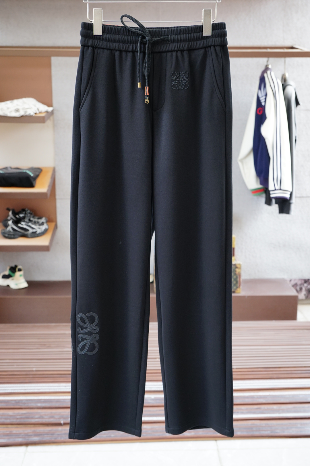 NO:571634,Loewe - 2025 Autumn Men's Casual Pants. Casual pants made of fine cotton and spandex. The latest upper body style is invincible!  You can definitely close your eyes and close your eyes. This type of pants is very versatile and has an elastic waist. It can be worn in daily work and outdoor sports. It is the perfect combination of fashion, leisure and outdoor sports, so it is your best choice whether you wear it daily or outdoors. Extreme comfort and quick perspiration are the most popular focus, improving the wearing comfort. It is suitable for aerobic exercise and cross-country running. This type of running casual pants has an extremely wide range of applications, allowing you to naturally maintain your love for sports in the summer, and can also be worn in leisure life.  Size M-3XL, color black, loewe, alexander wang19860909罗意威- 2025 秋款男士休闲裤 细棉加氨纶面料休闲裤,最新款上身版型无敌正！ 绝对可以闭眼收的一款 此款裤子非常百搭,弹力腰围,日常上班 户外运动都可以穿着,是时尚休闲与户外运动的完美结合,所以无论您平时穿或者户外穿都是您的最佳选择. 极致舒适和快速排汗是备受青睐的重点,提升穿着舒适度,适合有氧运动和越野跑条件下穿着,此款是一件适用范围极其广泛的跑步休闲裤,让你在夏天自然可以保持对运动热爱,也可以在休闲生活中穿着 尺码M-3XL, 颜色黑色,,loewe,alexander wang,Men's clothing