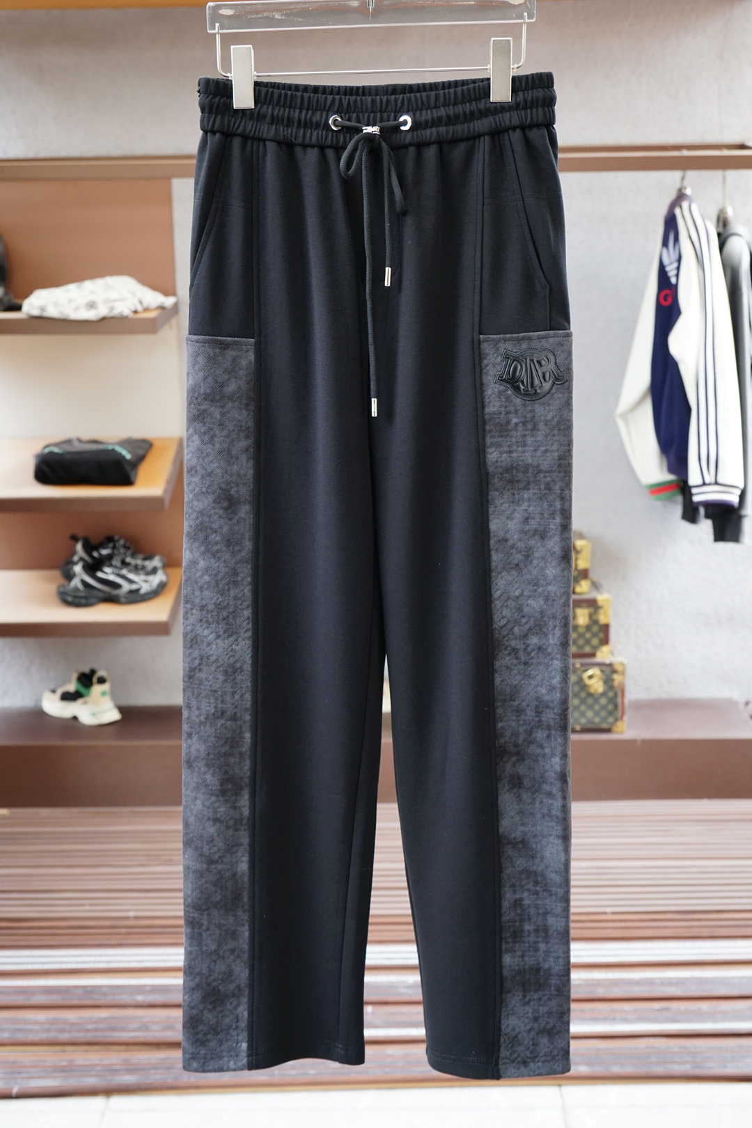 NO:571637,Dior - 2025 Autumn Men's Casual Pants. Casual pants made of fine cotton and spandex. The latest upper body style is invincible!  You can definitely close your eyes and close your eyes. This type of pants is very versatile and has an elastic waist. It can be worn in daily work and outdoor sports. It is the perfect combination of fashion, leisure and outdoor sports, so it is your best choice whether you wear it daily or outdoors. Extreme comfort and quick perspiration are the most popular focus, improving the wearing comfort. It is suitable for aerobic exercise and cross-country running. This type of running casual pants has an extremely wide range of applications, allowing you to naturally maintain your love for sports in the summer, and can also be worn in leisure life.  Size M-3XL, color black, dior, alexander wang19860909迪奥- 2025 秋款男士休闲裤 细棉加氨纶面料休闲裤,最新款上身版型无敌正！ 绝对可以闭眼收的一款 此款裤子非常百搭,弹力腰围,日常上班 户外运动都可以穿着,是时尚休闲与户外运动的完美结合,所以无论您平时穿或者户外穿都是您的最佳选择. 极致舒适和快速排汗是备受青睐的重点,提升穿着舒适度,适合有氧运动和越野跑条件下穿着,此款是一件适用范围极其广泛的跑步休闲裤,让你在夏天自然可以保持对运动热爱,也可以在休闲生活中穿着 尺码M-3XL, 颜色黑色,,dior,alexander wang,Men's clothing
