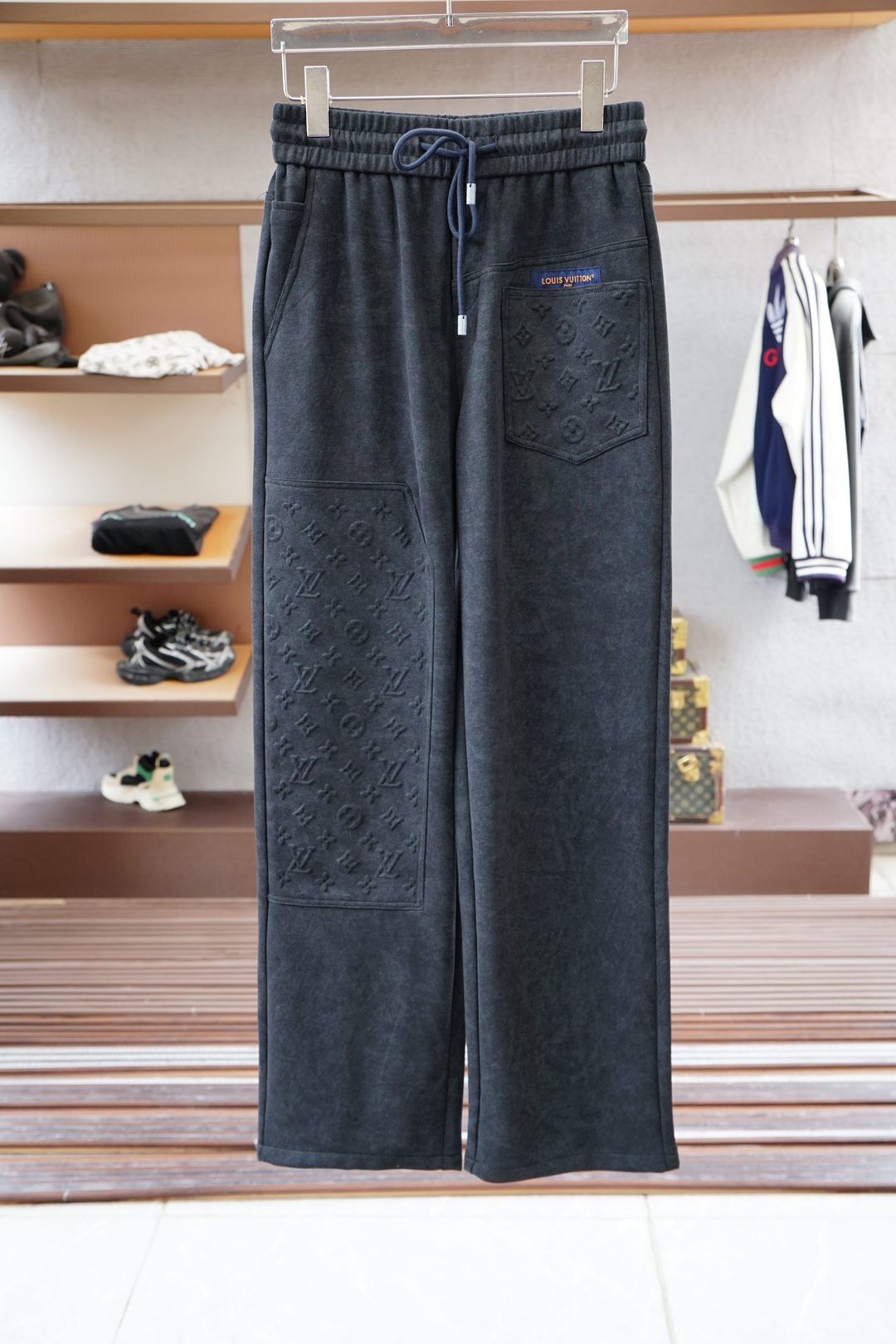 NO:571640,Lv- 2025 autumn men's casual pants. Fine cotton and spandex fabric casual pants. The latest upper body style is invincible!  You can definitely close your eyes and close your eyes. This type of pants is very versatile and has an elastic waist. It can be worn in daily work and outdoor sports. It is the perfect combination of fashion, leisure and outdoor sports, so it is your best choice whether you wear it daily or outdoors. Extreme comfort and quick perspiration are the most popular focus, improving the wearing comfort. It is suitable for aerobic exercise and cross-country running. This type of running casual pants has an extremely wide range of applications, allowing you to naturally maintain your love for sports in the summer, and can also be worn in leisure life.  Size M-3XL, color black, louis vuitton, alexander wang19860909Lv- 2025 秋款男士休闲裤 细棉加氨纶面料休闲裤,最新款上身版型无敌正！ 绝对可以闭眼收的一款 此款裤子非常百搭,弹力腰围,日常上班 户外运动都可以穿着,是时尚休闲与户外运动的完美结合,所以无论您平时穿或者户外穿都是您的最佳选择. 极致舒适和快速排汗是备受青睐的重点,提升穿着舒适度,适合有氧运动和越野跑条件下穿着,此款是一件适用范围极其广泛的跑步休闲裤,让你在夏天自然可以保持对运动热爱,也可以在休闲生活中穿着 尺码M-3XL, 颜色黑色,,louis vuitton,alexander wang,Men's clothing