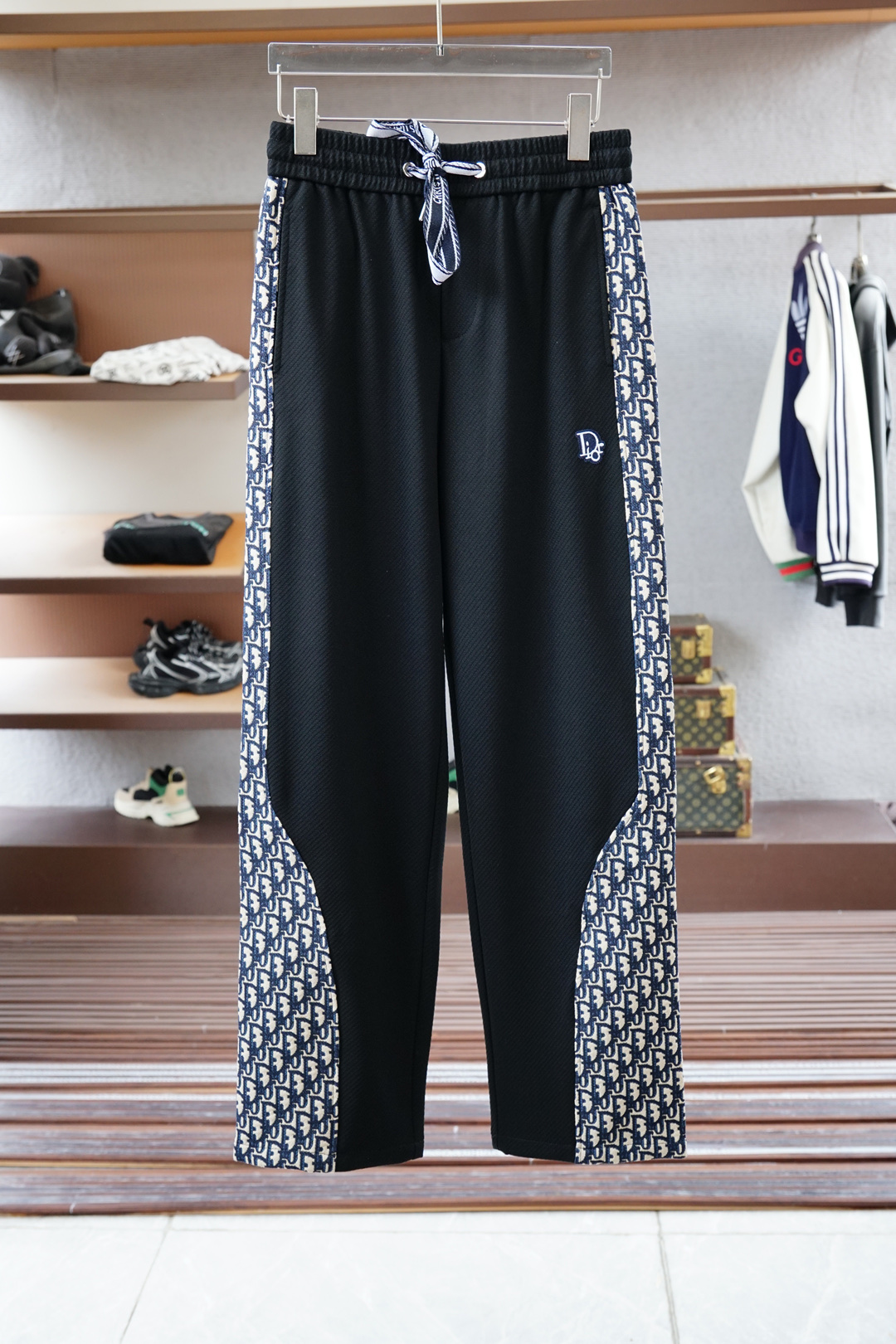 NO:571643,Dior 2025 Autumn Men's Casual Pants Fine cotton and spandex casual pants, the latest upper body style is invincible!  You can definitely close your eyes and close your eyes. This type of pants is very versatile and has an elastic waist. It can be worn in daily work and outdoor sports. It is the perfect combination of fashion, leisure and outdoor sports, so it is your best choice whether you wear it daily or outdoors. Extreme comfort and quick perspiration are the most popular focus, improving the wearing comfort. It is suitable for aerobic exercise and cross-country running. This type of running casual pants has an extremely wide range of applications, allowing you to naturally maintain your love for sports in the summer, and can also be worn in leisure life.  Size M-3XL, color black gray, dior, alexander wang19860909迪奥 2025 秋款男士休闲裤 细棉加氨纶面料休闲裤,最新款上身版型无敌正！ 绝对可以闭眼收的一款 此款裤子非常百搭,弹力腰围,日常上班 户外运动都可以穿着,是时尚休闲与户外运动的完美结合,所以无论您平时穿或者户外穿都是您的最佳选择. 极致舒适和快速排汗是备受青睐的重点,提升穿着舒适度,适合有氧运动和越野跑条件下穿着,此款是一件适用范围极其广泛的跑步休闲裤,让你在夏天自然可以保持对运动热爱,也可以在休闲生活中穿着 尺码M-3XL, 颜色黑色 灰色,,dior,alexander wang,Men's clothing