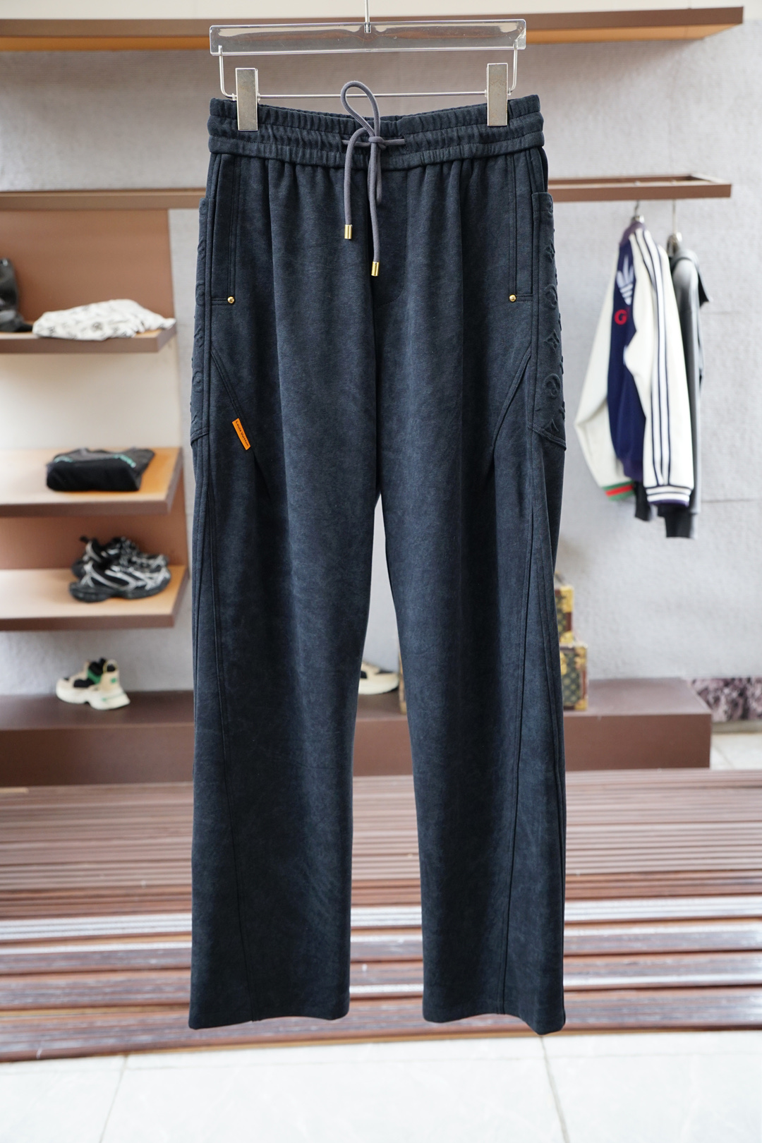NO:571646,LV 2025 autumn men's casual pants. Casual pants made of fine cotton and spandex fabric. The latest upper body style is invincible!  You can definitely close your eyes and close your eyes. This type of pants is very versatile and has an elastic waist. It can be worn in daily work and outdoor sports. It is the perfect combination of fashion, leisure and outdoor sports, so it is your best choice whether you wear it daily or outdoors. Extreme comfort and quick perspiration are the most popular focus, improving the wearing comfort. It is suitable for aerobic exercise and cross-country running. This type of running casual pants has an extremely wide range of applications, allowing you to naturally maintain your love for sports in the summer, and can also be worn in leisure life.  Size M-3XL, color black gray, Louis Vuitton, Alexander Wang19860909LV 2025 秋款男士休闲裤 细棉加氨纶面料休闲裤,最新款上身版型无敌正！ 绝对可以闭眼收的一款 此款裤子非常百搭,弹力腰围,日常上班 户外运动都可以穿着,是时尚休闲与户外运动的完美结合,所以无论您平时穿或者户外穿都是您的最佳选择. 极致舒适和快速排汗是备受青睐的重点,提升穿着舒适度,适合有氧运动和越野跑条件下穿着,此款是一件适用范围极其广泛的跑步休闲裤,让你在夏天自然可以保持对运动热爱,也可以在休闲生活中穿着 尺码M-3XL, 颜色黑色 灰色,,louis vuitton,alexander wang,Men's clothing