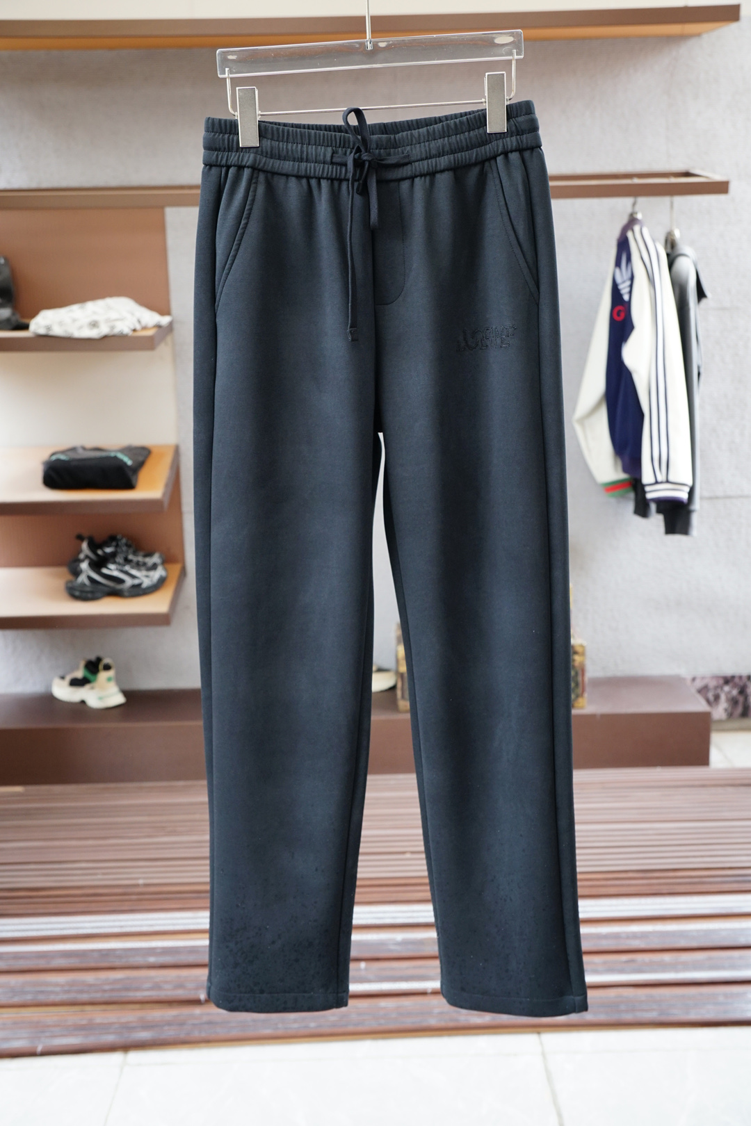 NO:571649,Loewe - 2025 Autumn Men's Casual Pants. Casual pants made of fine cotton and spandex. The latest upper body style is invincible!  You can definitely close your eyes and close your eyes. This type of pants is very versatile and has an elastic waist. It can be worn in daily work and outdoor sports. It is the perfect combination of fashion, leisure and outdoor sports, so it is your best choice whether you wear it daily or outdoors. Extreme comfort and quick perspiration are the most popular focus, improving the wearing comfort. It is suitable for aerobic exercise and cross-country running. This type of running casual pants has an extremely wide range of applications, allowing you to naturally maintain your love for sports in the summer, and can also be worn in leisure life.  Size M-3XL, color black gray, loewe, alexander wang19860909罗意威- 2025 秋款男士休闲裤 细棉加氨纶面料休闲裤,最新款上身版型无敌正！ 绝对可以闭眼收的一款 此款裤子非常百搭,弹力腰围,日常上班 户外运动都可以穿着,是时尚休闲与户外运动的完美结合,所以无论您平时穿或者户外穿都是您的最佳选择. 极致舒适和快速排汗是备受青睐的重点,提升穿着舒适度,适合有氧运动和越野跑条件下穿着,此款是一件适用范围极其广泛的跑步休闲裤,让你在夏天自然可以保持对运动热爱,也可以在休闲生活中穿着 尺码M-3XL, 颜色黑色 灰色,,loewe,alexander wang,Men's clothing