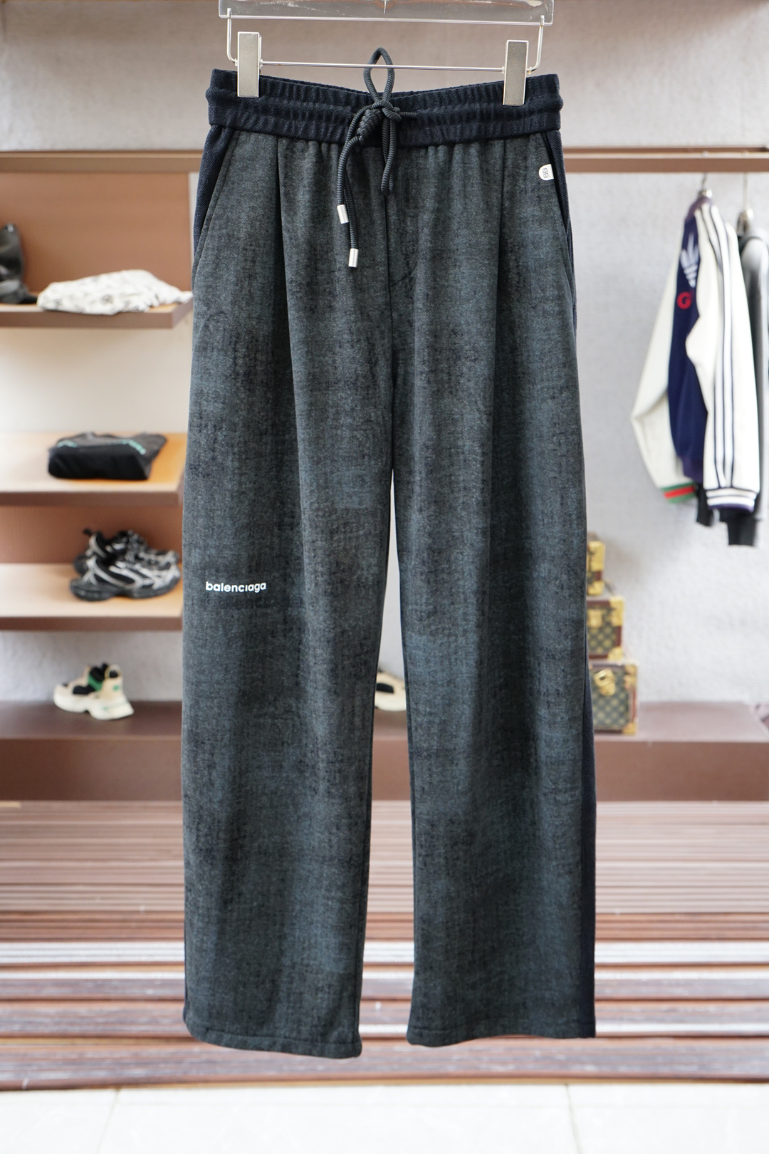 NO:571623,Balenciaga 2025 Autumn Men's Casual Pants Fine cotton and spandex fabric casual pants, the latest upper body style is invincible!  You can definitely close your eyes and close your eyes. This type of pants is very versatile and has an elastic waist. It can be worn in daily work and outdoor sports. It is the perfect combination of fashion, leisure and outdoor sports, so it is your best choice whether you wear it daily or outdoors. Extreme comfort and quick perspiration are the most popular focus, improving the wearing comfort. It is suitable for aerobic exercise and cross-country running. This type of running casual pants has an extremely wide range of applications, allowing you to naturally maintain your love for sports in the summer, and can also be worn in leisure life.  Size M-3XL, color black, balenciaga, alexander wang19860909巴黎世家 2025 秋款男士休闲裤 细棉加氨纶面料休闲裤,最新款上身版型无敌正！ 绝对可以闭眼收的一款 此款裤子非常百搭,弹力腰围,日常上班 户外运动都可以穿着,是时尚休闲与户外运动的完美结合,所以无论您平时穿或者户外穿都是您的最佳选择. 极致舒适和快速排汗是备受青睐的重点,提升穿着舒适度,适合有氧运动和越野跑条件下穿着,此款是一件适用范围极其广泛的跑步休闲裤,让你在夏天自然可以保持对运动热爱,也可以在休闲生活中穿着 尺码M-3XL, 颜色黑色,,balenciaga,alexander wang,Men's clothing