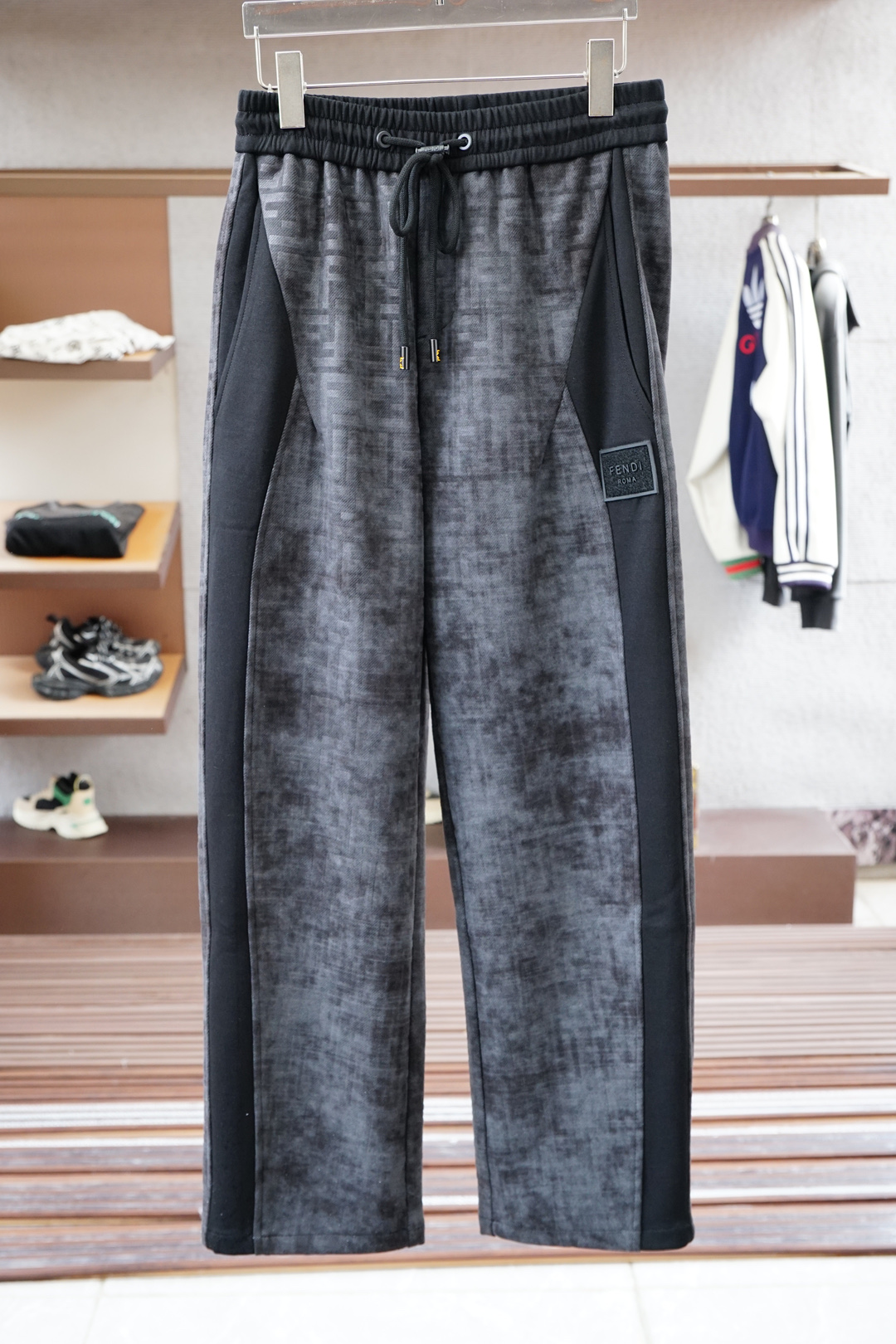 NO:571626,Fendi 2025 autumn men's casual pants, casual pants made of fine cotton and spandex fabric, the latest upper body style is invincible!  You can definitely close your eyes and close your eyes. This type of pants is very versatile and has an elastic waist. It can be worn in daily work and outdoor sports. It is the perfect combination of fashion, leisure and outdoor sports, so it is your best choice whether you wear it daily or outdoors. Extreme comfort and quick perspiration are the most popular focus, improving the wearing comfort. It is suitable for aerobic exercise and cross-country running. This type of running casual pants has an extremely wide range of applications, allowing you to naturally maintain your love for sports in the summer, and can also be worn in leisure life.  Size M-3XL, color black, fendi, alexander wang19860909芬迪 2025 秋款男士休闲裤 细棉加氨纶面料休闲裤,最新款上身版型无敌正！ 绝对可以闭眼收的一款 此款裤子非常百搭,弹力腰围,日常上班 户外运动都可以穿着,是时尚休闲与户外运动的完美结合,所以无论您平时穿或者户外穿都是您的最佳选择. 极致舒适和快速排汗是备受青睐的重点,提升穿着舒适度,适合有氧运动和越野跑条件下穿着,此款是一件适用范围极其广泛的跑步休闲裤,让你在夏天自然可以保持对运动热爱,也可以在休闲生活中穿着 尺码M-3XL, 颜色黑色,,fendi,alexander wang,Men's clothing