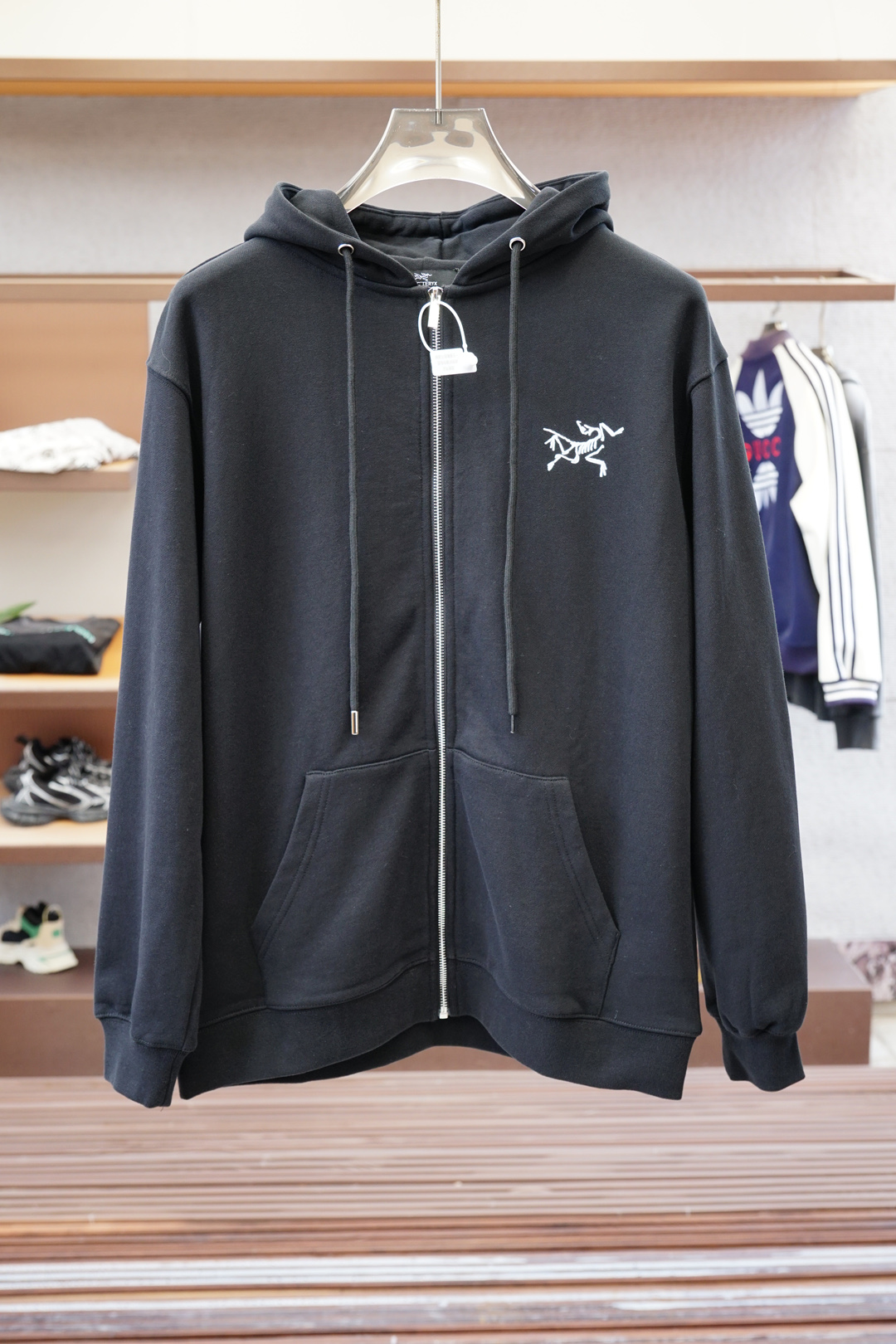 NO:547487,2025 autumn and winter series is available in the new Arctic Bird Cotton Hooded Sweater This sweatshirt is made of custom imported air-layer knitted cotton. The fabric feels light, delicate, soft and glutinous, and also takes into account the superior clarity. The terry texture is arranged tightly like fish scales inside, which is warm and breathable to the skin without any thorns! The cuffs and hem are spliced ​​with knitted ribs in the same color as the tank, making the wearer more handsome and stylish! The front of the garment is decorated with patterns, carefully embroidered with top-notch craftsmanship, and paired with brand embellishments to show both luxury and fashion! The basic casual round neck cutout makes it look thin and hides the flesh with significant effect. It can control your daily casual clothes. It has no gender-free figure and is recommended for the same style as men and women! Size M-3XL, arc'teryx, hoodie, sweatshirts, hats, alexander wang198609092025秋冬系列上新 始祖鸟 棉质连帽卫衣 此款卫衣衫选用定制进口空气层针织棉布制成,该面料手感轻薄细腻软糯,同时兼顾优越的挺括感,内里如同鱼鳞般紧密排列的毛圈肌理,贴肤保暖透气毫无扎刺感可言！袖口以及下摆同缸色染针织罗纹拼接,令着身者更加帅气有型！衣身正面由图案装饰,采用顶级工艺精心刺绣,搭配品牌点缀,将奢华档次与时尚感都展现了出来！基础休闲的圆领版型剪裁,着穿显瘦藏肉效果显著,能够驾驭你日常各种休闲着装穿法,无性别身材的限定,男女同款推荐！ 尺码M-3XL,arc'teryx,hoodie,sweatshirts,hats,alexander wang,Men's clothing