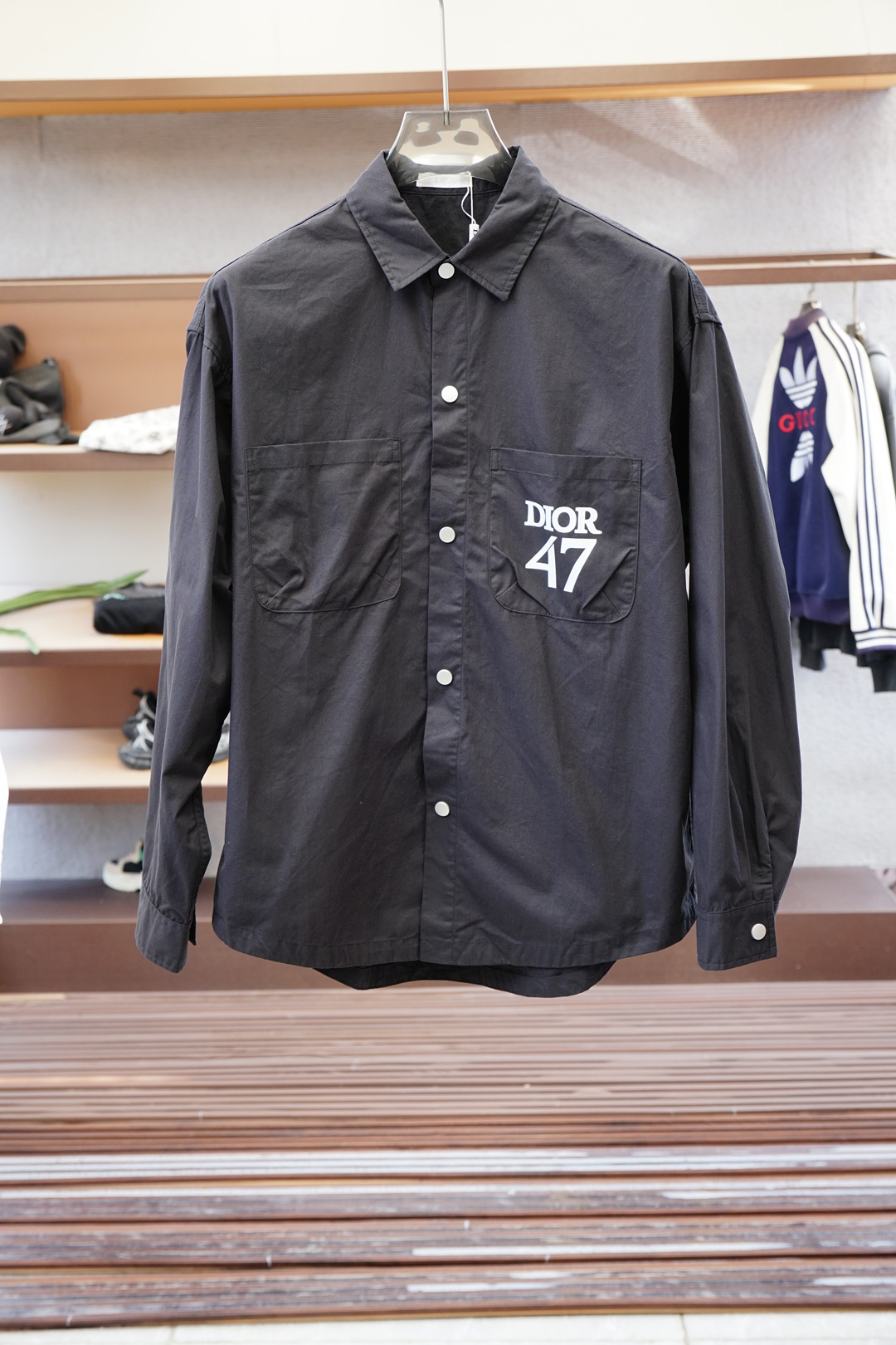 NO:572477,Dior Dior/Dr.25FW new CD letter embossed pattern suede jacket, men's high-end urban style lapel jacket. Private channel goods are coming again, platinum level connoisseur's favorite. CD family hot element portrayal, smooth and delicate suede fabric, lined with dark jacquard letter logo, a wonderful and graceful single product with unparalleled temperament!  A divine item that outshines all other tops!  When I encounter such an excellent product, I am willing to call it the strongest!  The style of this shirt jacket is very distinctive and unique. The inner lining is designed with a dark jacquard letter pattern, which highlights the fashionable atmosphere. It emphasizes the classic soul texture and highlights the beauty of luxury fashion. This style really has a natural high-street beauty, which can meet all19860909Dior 迪奥/Dr.25FW新款CD字母压纹图案麂皮绒夹克,男士高端都市风尚翻领外套.私密性质的渠道货再次来临,白金级品鉴心水之物.CD家族热元素刻画,顺滑细腻的麂皮绒面料,内衬暗纹提花字母标识,一款气质绝伦的妙曼单品！让所有上衣都黯然失色的神级单品！ 遇到一款如此的绝佳产物,我愿意称之其为最强！此款衬衣夹克的风格十分之鲜明独特,内衬采用暗纹提花字母图案设计,彰显时髦气息,着重强调经典的灵魂质感,凸显奢华时尚之美.此款真的有着浑然天成的高街美感,满足你的一切穿搭所需,让你用潮流俯视整个世界！ 顺滑细腻的面料,挺括舒适,质地柔软,简洁的线条廓形容易穿出得体优雅的质感,麂皮绒质地具有复古感和浓浓秋冬气息的颜色,浓郁却不张扬的轻松就展现出了服装的亲和力和高级感.重磅质感,细节精致感十足,宽松有范,廓形、层次感十足.版型绝佳,上身效果无与伦比,注定属于出街的优秀造型单品,回头率爆表. 尺码S-XL,,dior,dior,dior,jackets & coats,jackets & coats,chamois leather,alexander wang,Men's clothing