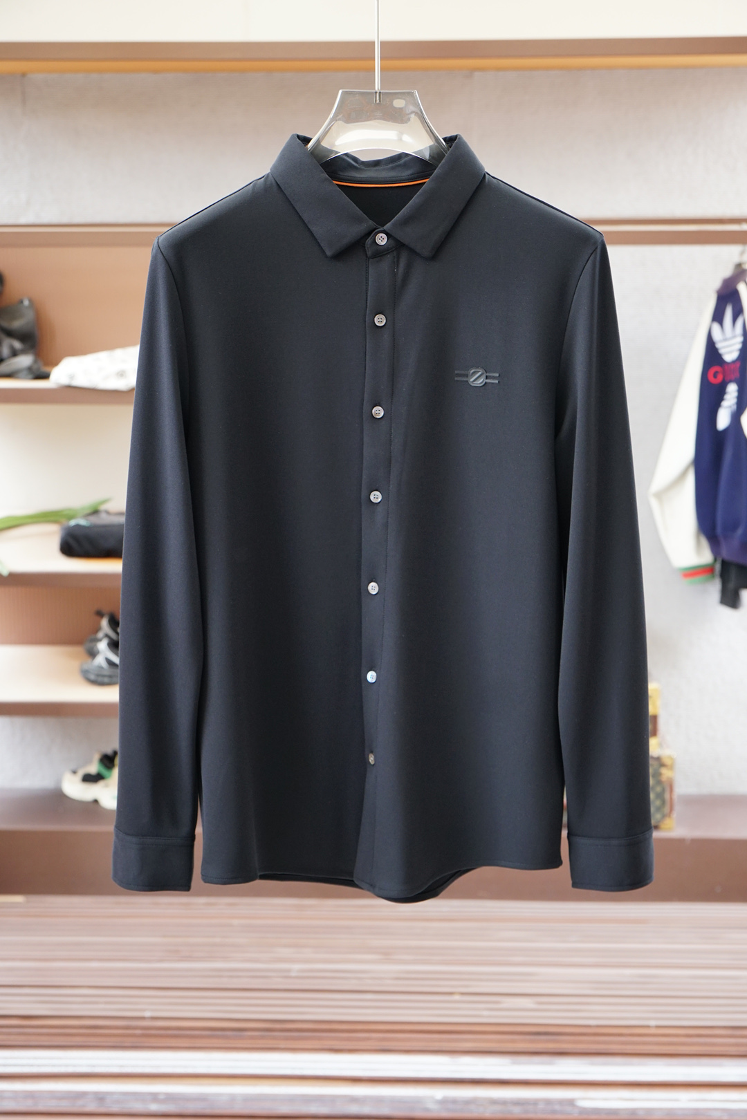 NO:572474,Ermenegildo Zegna - 2025 autumn and winter series new long-sleeved Polo shirt, designed with luxurious classic elements!  The use of comfortable and breathable knitted fabrics is at cabinet level, a predictable hit, advanced custom-made fabrics, master-level tailoring, invincible texture, excellent skin-friendliness, exquisite craftsmanship, smooth lines, perfect matching with the whole shirt. The design is unique, quite fashionable, and the overall light luxury and high-end  The details are so perfect, which proves the original craftsmanship, and the appearance is extremely high-quality. As a good-looking item, it can dominate the mix and match of the entire dressing season. It is quite eye-catching whether worn alone or as an inner layer. The upper body effect is superb, elegant and intellectual, and it is easy to highlight the temperament type!  Size M-3XL,,zegna,shirts,alexander wang19860909杰尼亚-2025秋冬系列上新 长袖Polo 衬衫,奢华经典元素设计！采用舒适透气针织面料属于入柜级别,可预见性的爆款,高级定制面料,大师级剪裁,质感无敌,亲肤性极佳工艺精湛,线条流畅,完美搭配整款衬衫的设计别具一格,颇具时髦感,整体轻奢高级 细节完美如斯,印证了原厂的匠心工艺,品相极为优等,作为颜值系的一款单品,可以主导整个穿搭季的混搭,无论单穿或者内搭都颇为吸睛,上身效果超赞,优雅而知性,极易凸显出气质的类型！尺码M-3XL,,zegna,shirts,alexander wang,Men's clothing