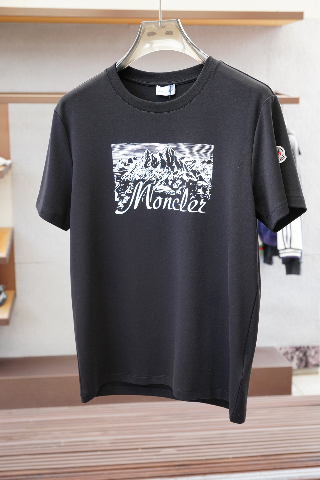 NO:538981,The 25-inch new product printed small seal cotton long-sleeved T-shirt, interpreting the early autumn style brand logo, a basic classic style long-sleeved T-shirt that is suitable for both inner or outer wear, uses 300 grams of heavy lancet modal cotton fabric with delicate skin-friendly, soft and smooth, moisture-absorbing and breathable, often called 'breathable fabric'. Color black and white Size M~XXXL PS same logo extension can be customized [short-sleeved T-shirt] & [round neck sweatshirt], Moncler, hoodie, sweatshirts, T-shirt, tees, t-shirt, alexander wang19860909蒙口/25秋冬新品印花小章棉质长袖T恤衫,演绎早秋风格品牌标识,一款内搭或外穿皆合适的基础经典样式长袖T恤衫,采用300克重兰精莫代尔棉面料细腻亲肤、柔软顺滑、吸湿透气、常被叫做“会呼吸的面料” 颜色黑色、白色 尺码M～XXXL PS同款logo延伸可定制【短袖T恤】&【圆领卫衣】,,Moncler,hoodie,sweatshirts,T-shirt,tees，t-shirt,alexander wang,Men's clothing