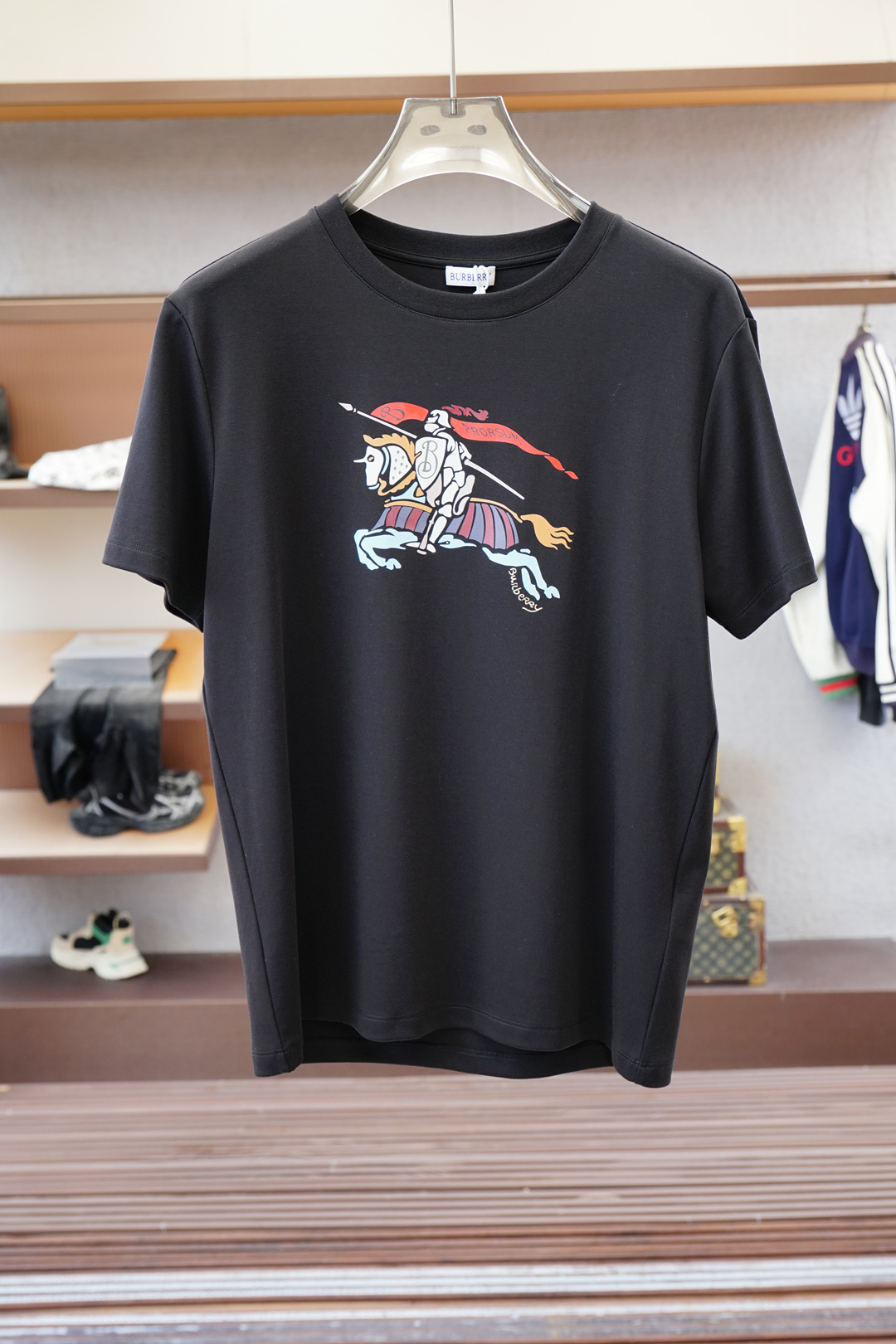 NO:538983,BBR Burberry - 25 autumn and winter new printed small chapter cotton long-sleeved T-shirt, interpreting the early autumn style brand logo, a basic classic style long-sleeved T-shirt that is suitable for both inner or outer wear, uses 300 grams of heavy lambling modal cotton fabric with delicate skin-friendly, soft and smooth, moisture-absorbing and breathable, often called 'breathable fabric'. Color black and white Size M~XXXL PS same logo extension can be customized [short-sleeved T-shirt] & [round neck sweatshirt], burberry, hoodie, sweatshirts, T-shirt, tees, t-shirt, alexander wang19860909BBR巴宝莉-25秋冬新品印花小章棉质长袖T恤衫,演绎早秋风格品牌标识,一款内搭或外穿皆合适的基础经典样式长袖T恤衫,采用300克重兰精莫代尔棉面料细腻亲肤、柔软顺滑、吸湿透气、常被叫做“会呼吸的面料” 颜色黑色、白色 尺码M～XXXL PS同款logo延伸可定制【短袖T恤】&【圆领卫衣】,,burberry,hoodie,sweatshirts,T-shirt,tees，t-shirt,alexander wang,Men's clothing