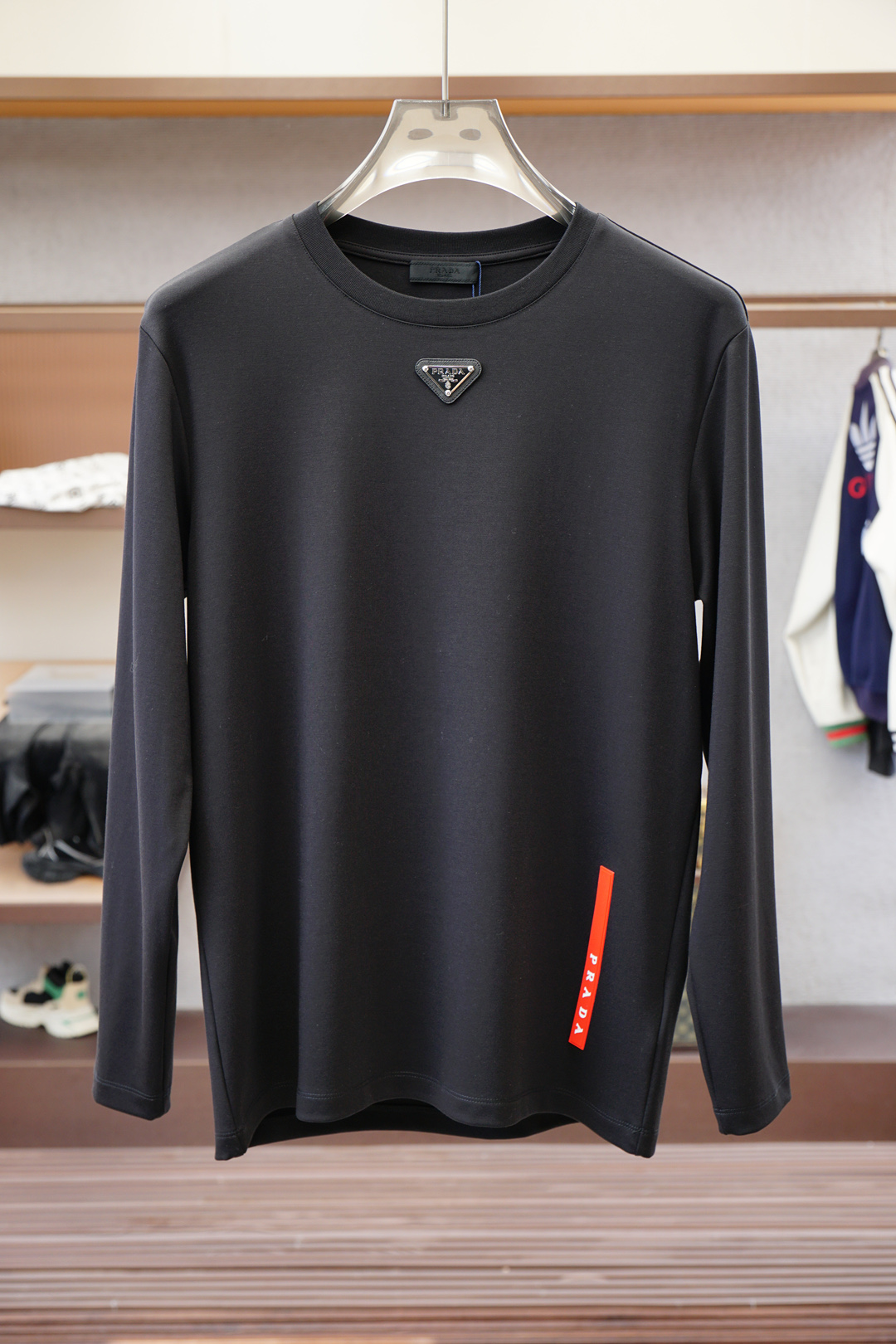 NO:731630,Prada-25 new autumn and winter printed small chapter cotton long-sleeved T-shirt, interpreting the early autumn style brand logo, a basic classic style long-sleeved T-shirt suitable for wearing inside or outside. It is made of 300g heavy Lenzing modal cotton fabric that is delicate and skin-friendly, soft and smooth, moisture-absorbent and breathable. It is often called 'breathing fabric'. Color: black, white, size M～XXXL  PS The same logo extension can be customized [short-sleeved T-shirt] & [round-neck sweatshirt], prada, prada, hoodie, sweatshirts, T-shirt, tees, t-shirt,19860909Prada 普拉达-25秋冬新品印花小章棉质长袖T恤衫,演绎早秋风格品牌标识,一款内搭或外穿皆合适的基础经典样式长袖T恤衫,采用300克重兰精莫代尔棉面料细腻亲肤、柔软顺滑、吸湿透气、常被叫做“会呼吸的面料” 颜色黑色、白色 尺码M～XXXL PS同款logo延伸可定制【短袖T恤】&【圆领卫衣】,,prada,prada,hoodie,sweatshirts,T-shirt,tees，t-shirt,,Men's clothing