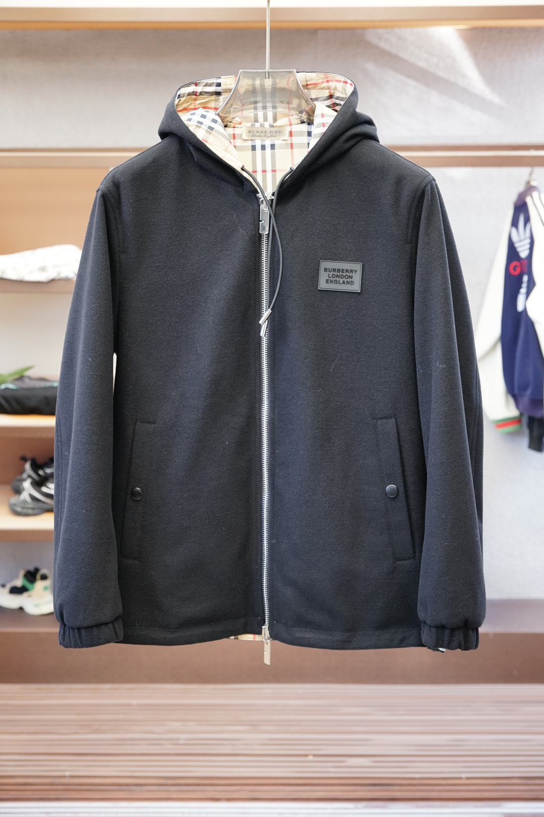 NO:547477,Burberry 2025 early autumn new men's wool hooded windbreaker jacket, fashionable and versatile, three-dimensional patch embroidery war horse logo pattern design, using original imported wool, soft and delicate feel, warm and comfortable upper body, original imported lettering hardware and accessories provided by customers, finely made with smooth lines, exquisite craftsmanship, awesome version, very fashionable and handsome with any combination, highly recommended!  Color, black, size 48-56,, burberry, jackets & coats, jackets & coats, hats, alexander wang19860909巴宝莉2025早秋新款男士羊毛连帽风衣夹克外套,时尚百搭 立体贴布刺绣战马logo图案设计 采用原版进口羊毛手感柔软细腻 保暖上身舒适 客供原版进口刻字五金辅料配件,精细做线条流畅,工艺精致,版型超赞,随意搭配都非常时尚帅气强烈推荐！ 颜色,黑色 码数 48-56,,burberry,jackets & coats,jackets & coats,hats,alexander wang,Men's clothing